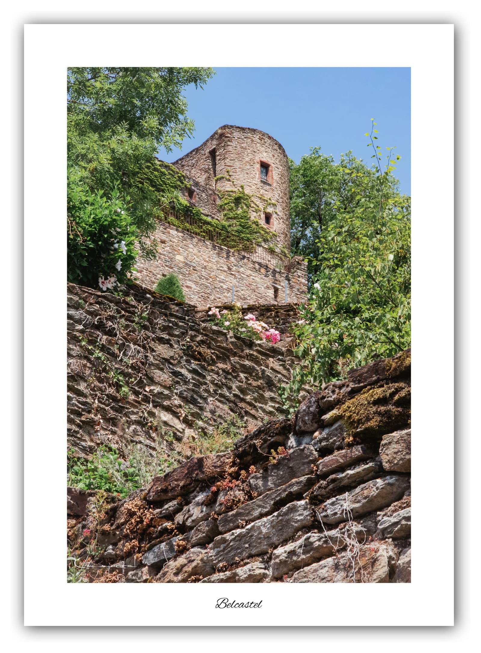 Poster Belcastel - Aveyron (France). Affiches Formats 30x40 cm, 40x60 cm ou 50x70 cm. Impression sur Papier Photo. Décoration murale. Paysage. Architecture. Nature.