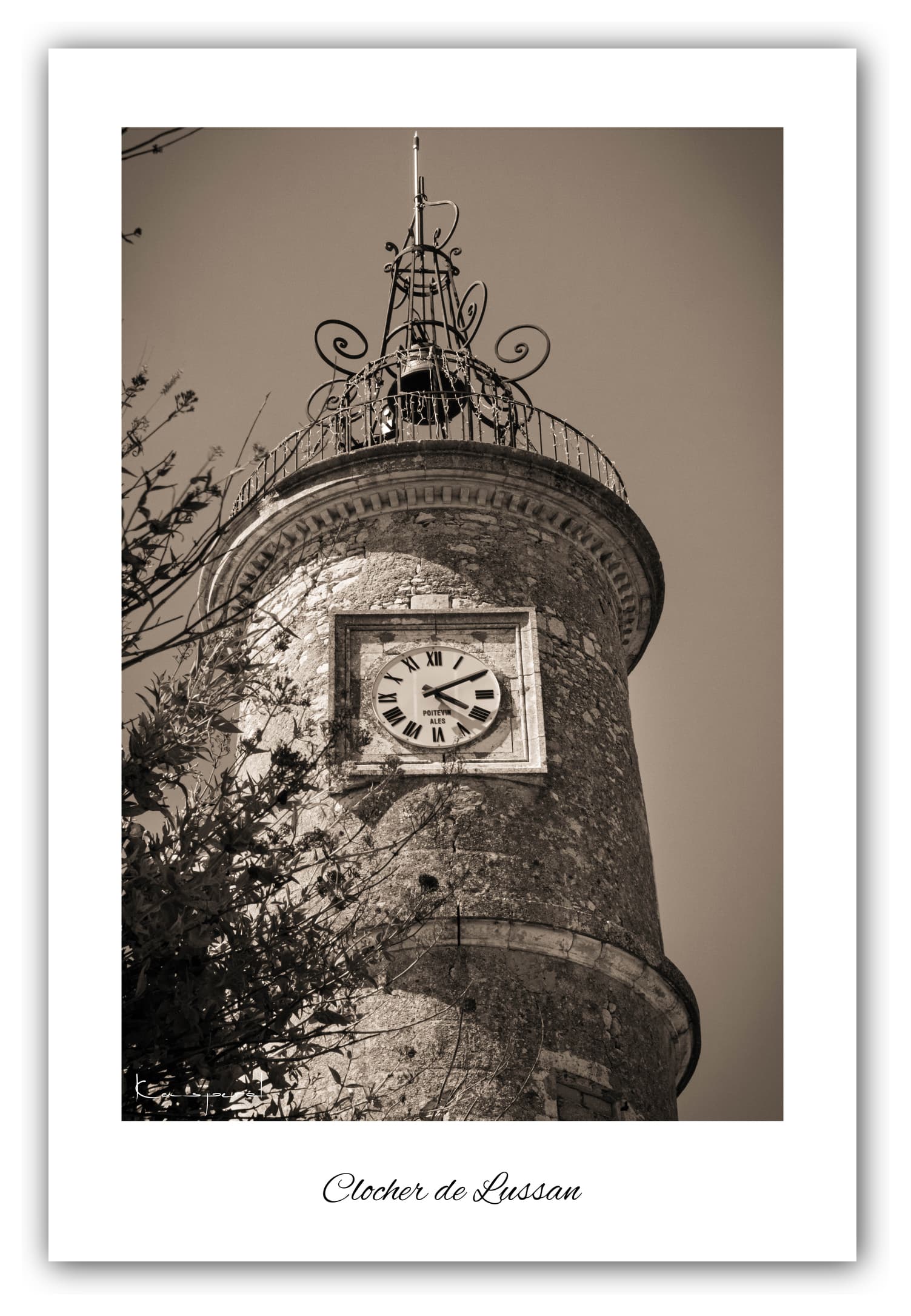 Poster Clocher de Lussan (Gard - France). Affiches Formats 30x40 cm, 40x60 cm ou 50x70 cm. Impression sur Papier Photo. Décoration murale. Village. Architecture. Noir et Blanc.