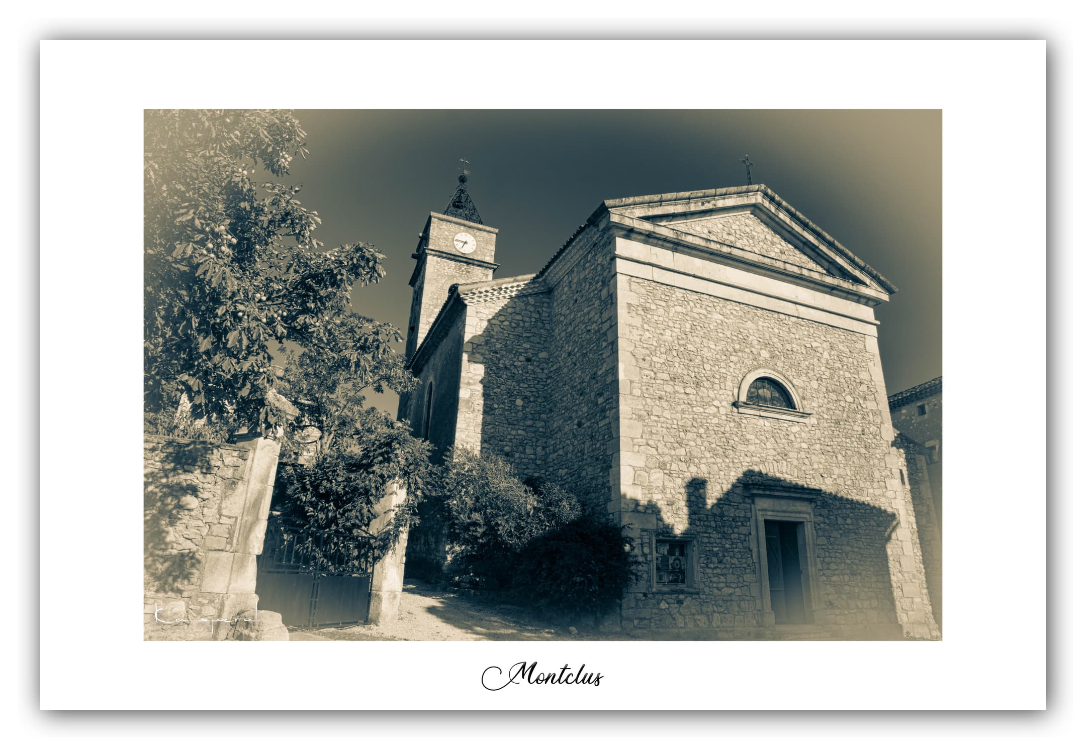 Poster Montclus (Gard - France). Affiches Formats 30x40 cm, 40x60 cm ou 50x70 cm. Impression sur Papier Photo. Décoration murale. Village. Architecture. Noir et Blanc.