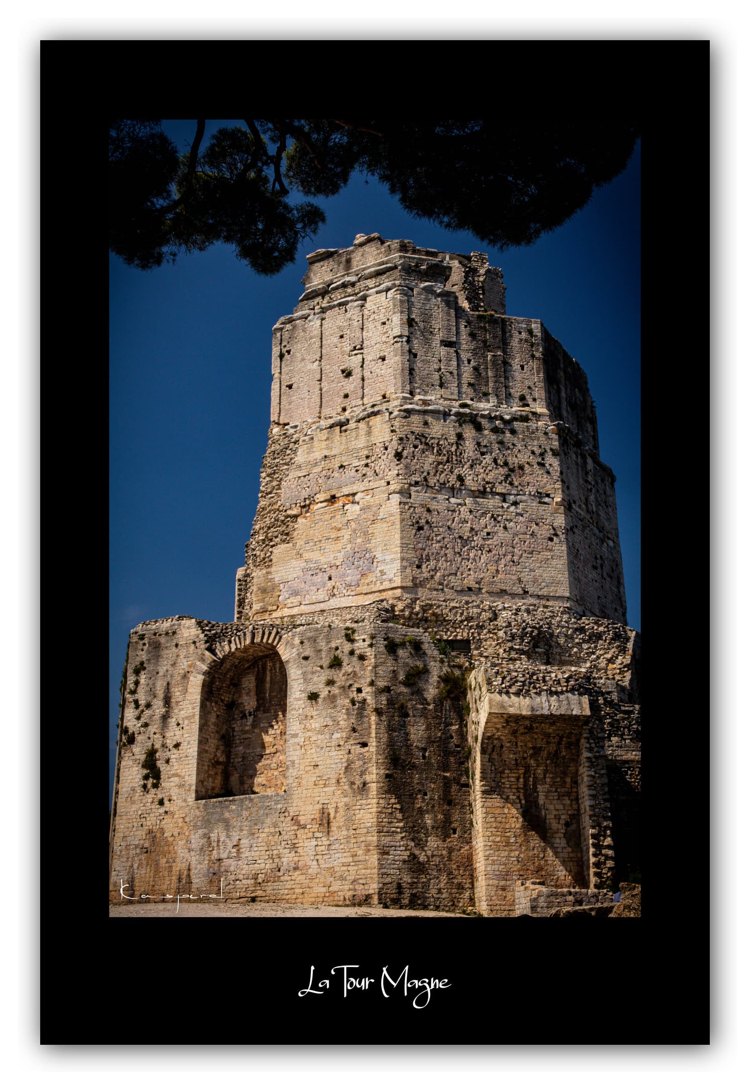 Poster La Tour Magne - Nîmes (Gard - France). Affiches Formats 30x40 cm, 40x60 cm ou 50x70 cm. Impression sur Papier Photo. Décoration murale. Ville. Architecture.