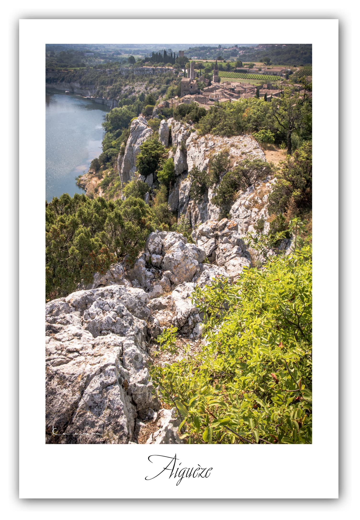 Poster Aiguèze - Gard (France). Affiches Formats 30x40 cm, 40x60 cm ou 50x70 cm. Impression sur Papier Photo. Décoration murale. Paysage. Nature. Architecture.