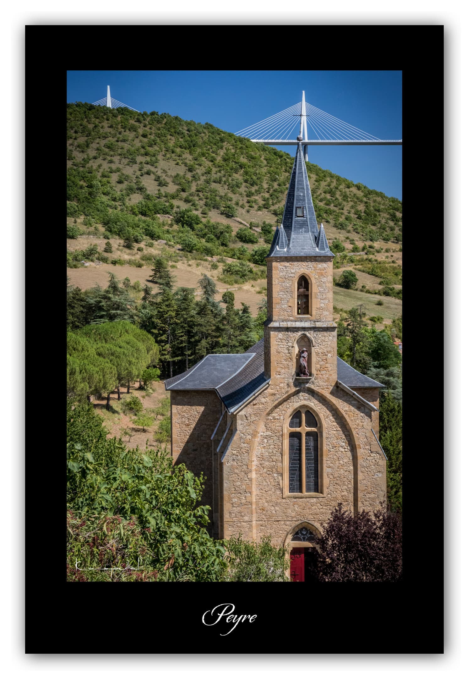 Poster Peyre et Viaduc de Millau - Aveyron (France). Affiches Formats 30x40 cm, 40x60 cm ou 50x70 cm. Impression sur Papier Photo. Décoration murale. Paysage. Architecture. Nature.