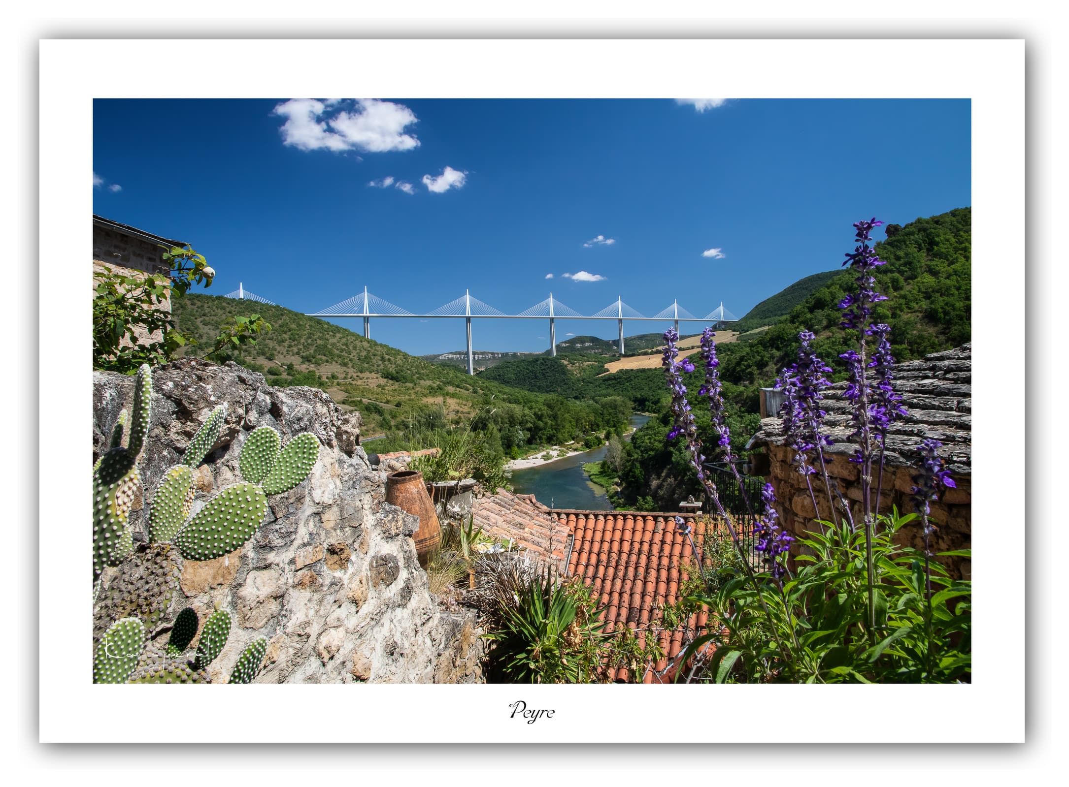 Poster Peyre et Viaduc de Millau - Aveyron (France). Affiches Formats 30x40 cm, 40x60 cm ou 50x70 cm. Impression sur Papier Photo. Décoration murale. Paysage. Architecture. Nature.