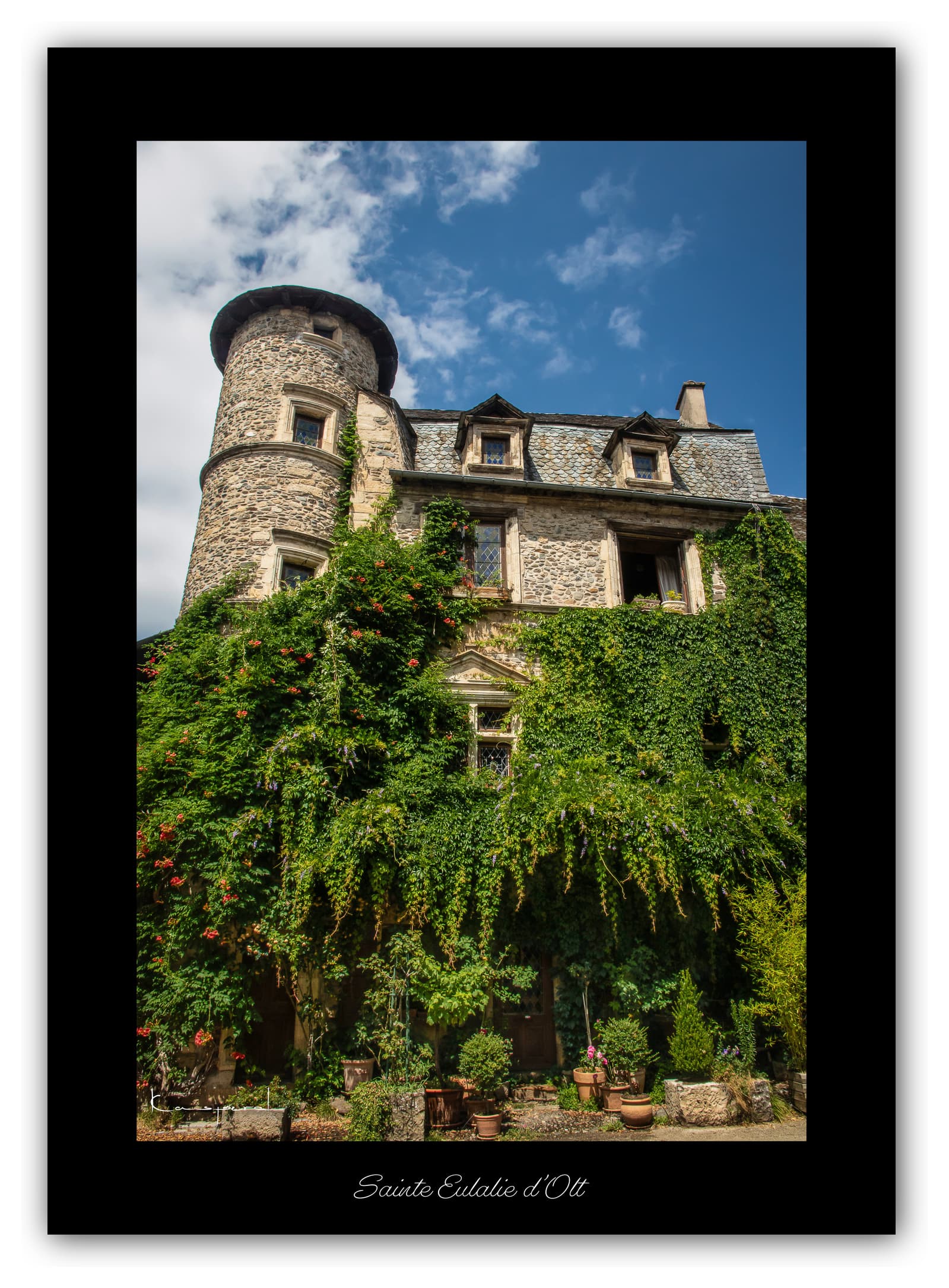 Poster Sainte Eulalie d'Olt - Aveyron (France). Affiches Formats 30x40 cm, 40x60 cm ou 50x70 cm. Impression sur Papier Photo. Décoration murale. Paysage. Architecture. Nature.
