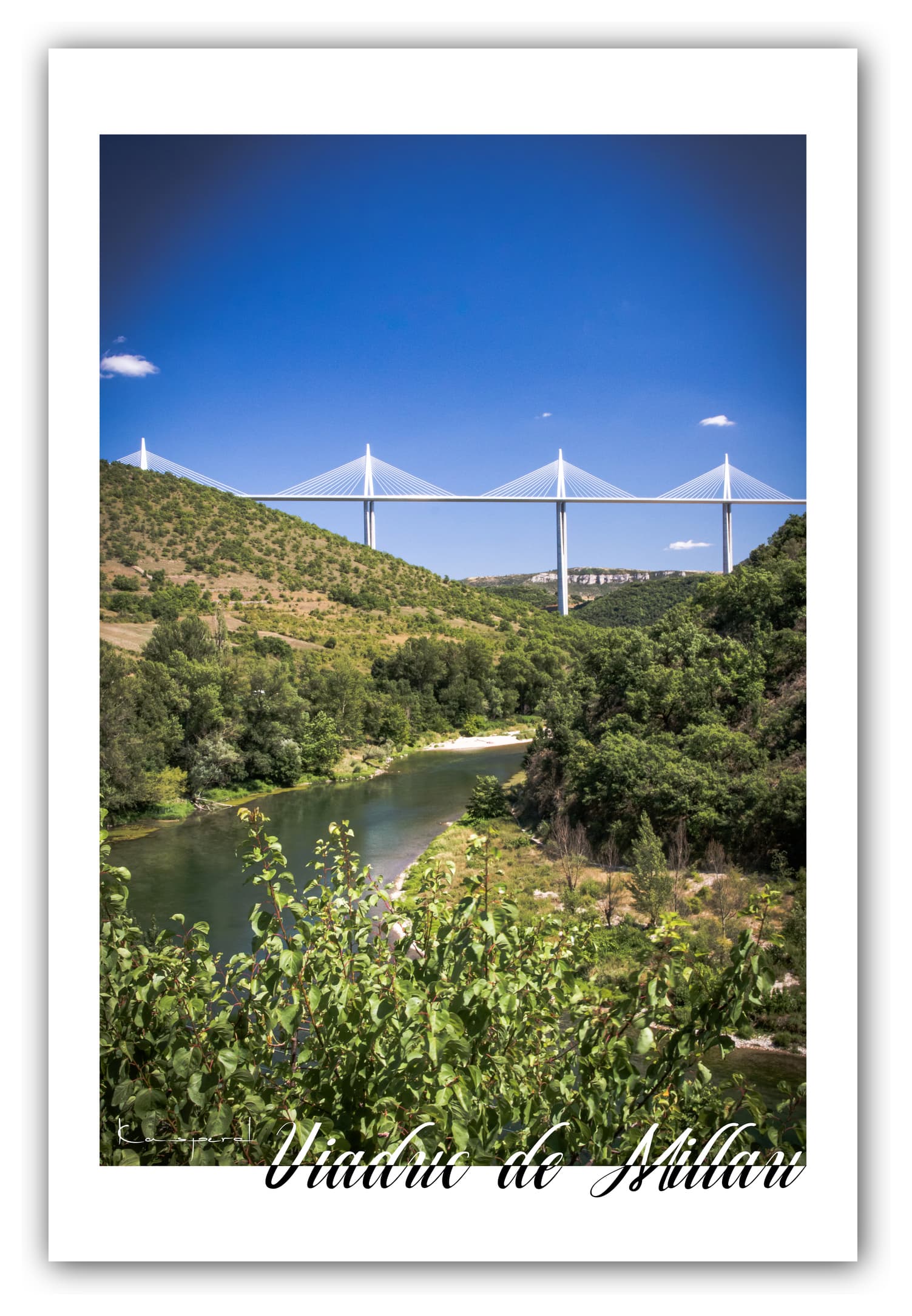 Poster Viaduc de Millau - Aveyron (France). Affiches Formats 30x40 cm, 40x60 cm ou 50x70 cm. Impression sur Papier Photo. Décoration murale. Paysage. Architecture. Nature.