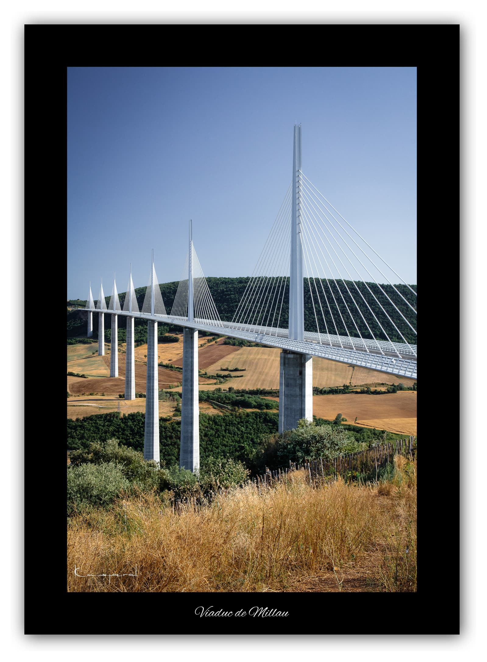 Poster Viaduc de Millau - Aveyron (France). Affiches Formats 30x40 cm, 40x60 cm ou 50x70 cm. Impression sur Papier Photo. Décoration murale. Paysage. Architecture. Nature.