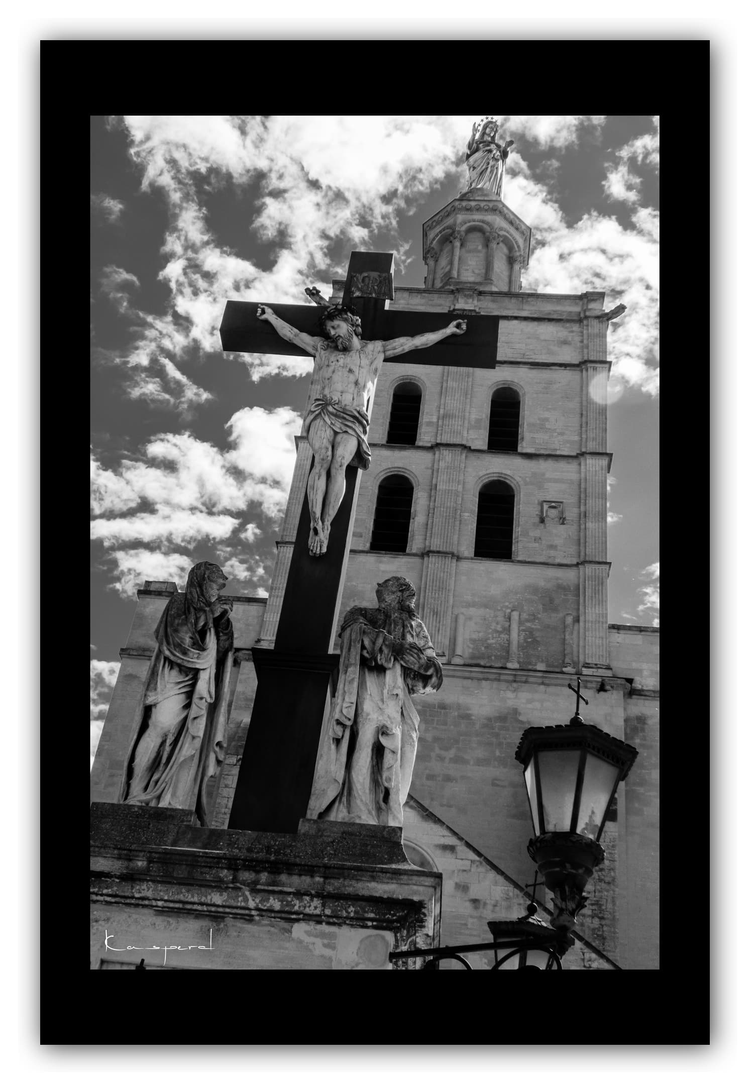 Poster Notre Dame des Doms - Avignon (France). Affiches Formats 30x40 cm, 40x60 cm ou 50x70 cm. Impression sur Papier Photo. Décoration murale. Ville. Cathédrale. Architecture. Noir et Blanc.