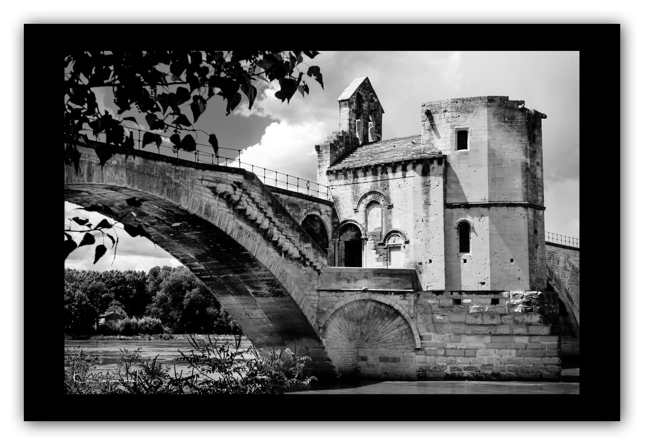 Poster Pont Bénezet - Avignon (France). Affiches Formats 30x40 cm, 40x60 cm ou 50x70 cm. Impression sur Papier Photo. Décoration murale. Ville. Pont. Architecture. Noir et Blanc.