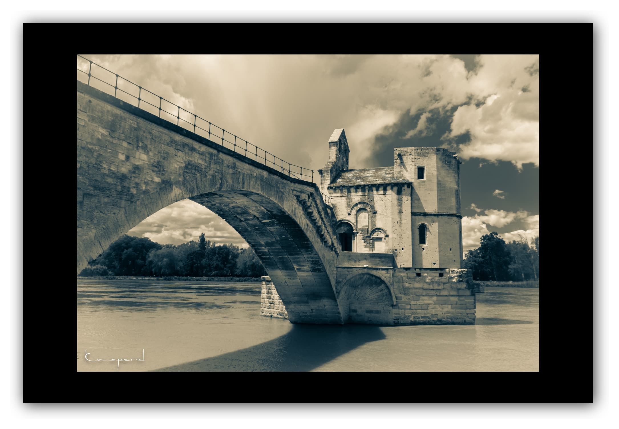 Poster Pont Bénezet - Avignon (France). Affiches Formats 30x40 cm, 40x60 cm ou 50x70 cm. Impression sur Papier Photo. Décoration murale. Ville. Pont. Architecture. Noir et Blanc.