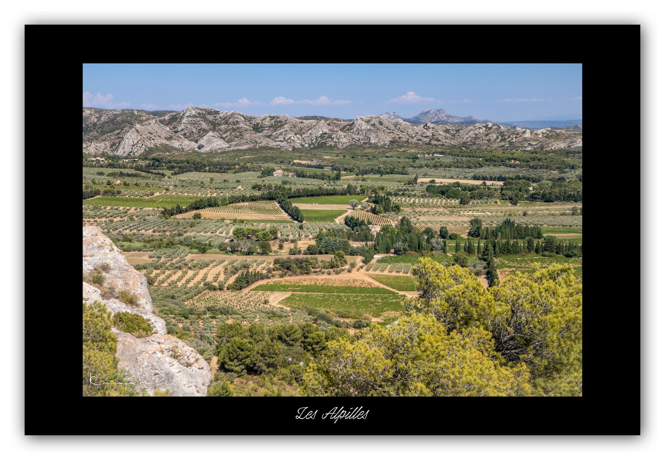 Poster Les Alpilles (Bouches du Rhône - France). Affiches Formats 30x40 cm, 40x60 cm ou 50x70 cm. Impression sur Papier Photo. Décoration murale. Village. Architecture.