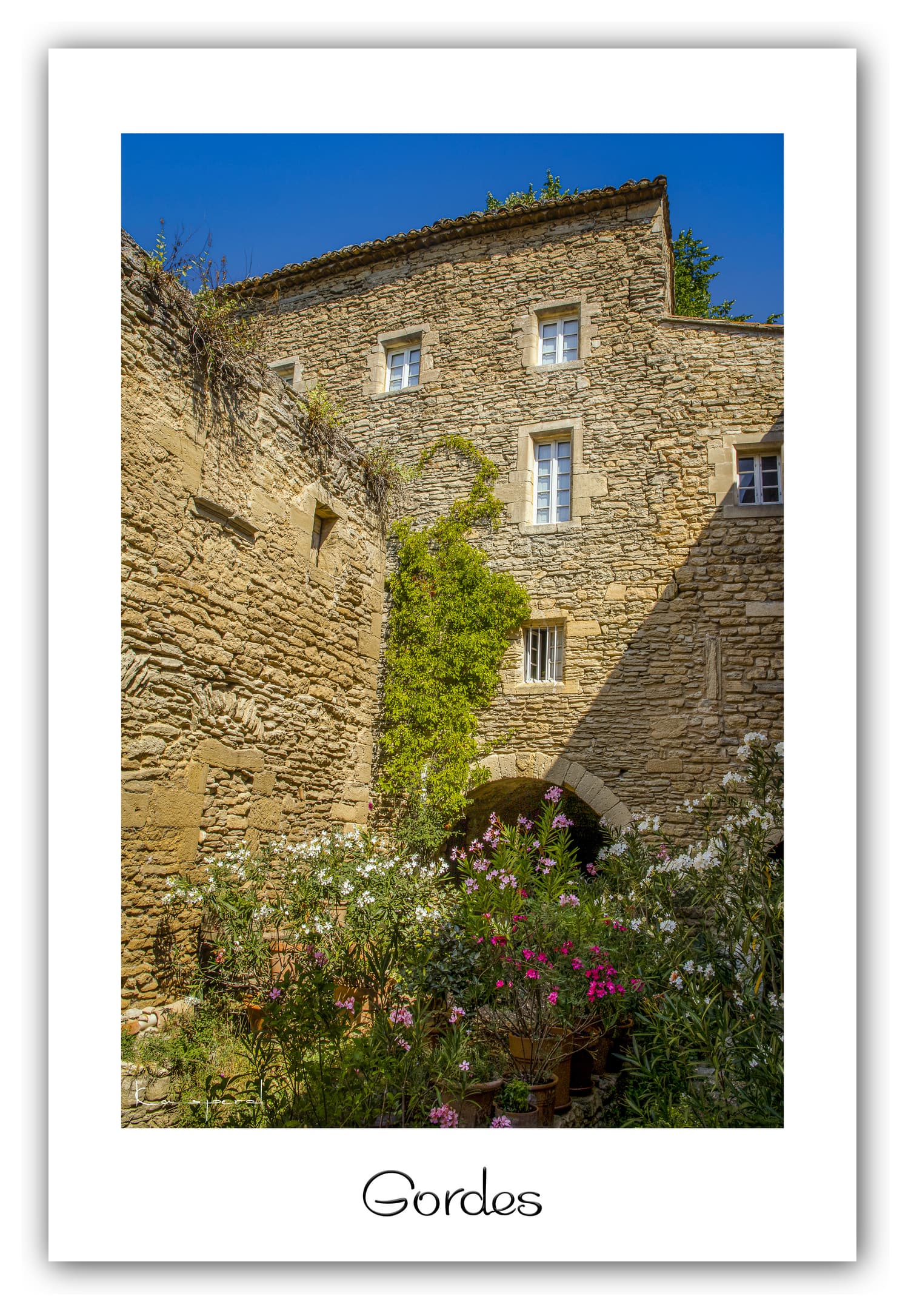 Poster Gordes (Vaucluse - France). Affiches Formats 30x40 cm, 40x60 cm, 50x70 cm. Impression sur Papier Photo. Décoration murale. Village. Architecture.