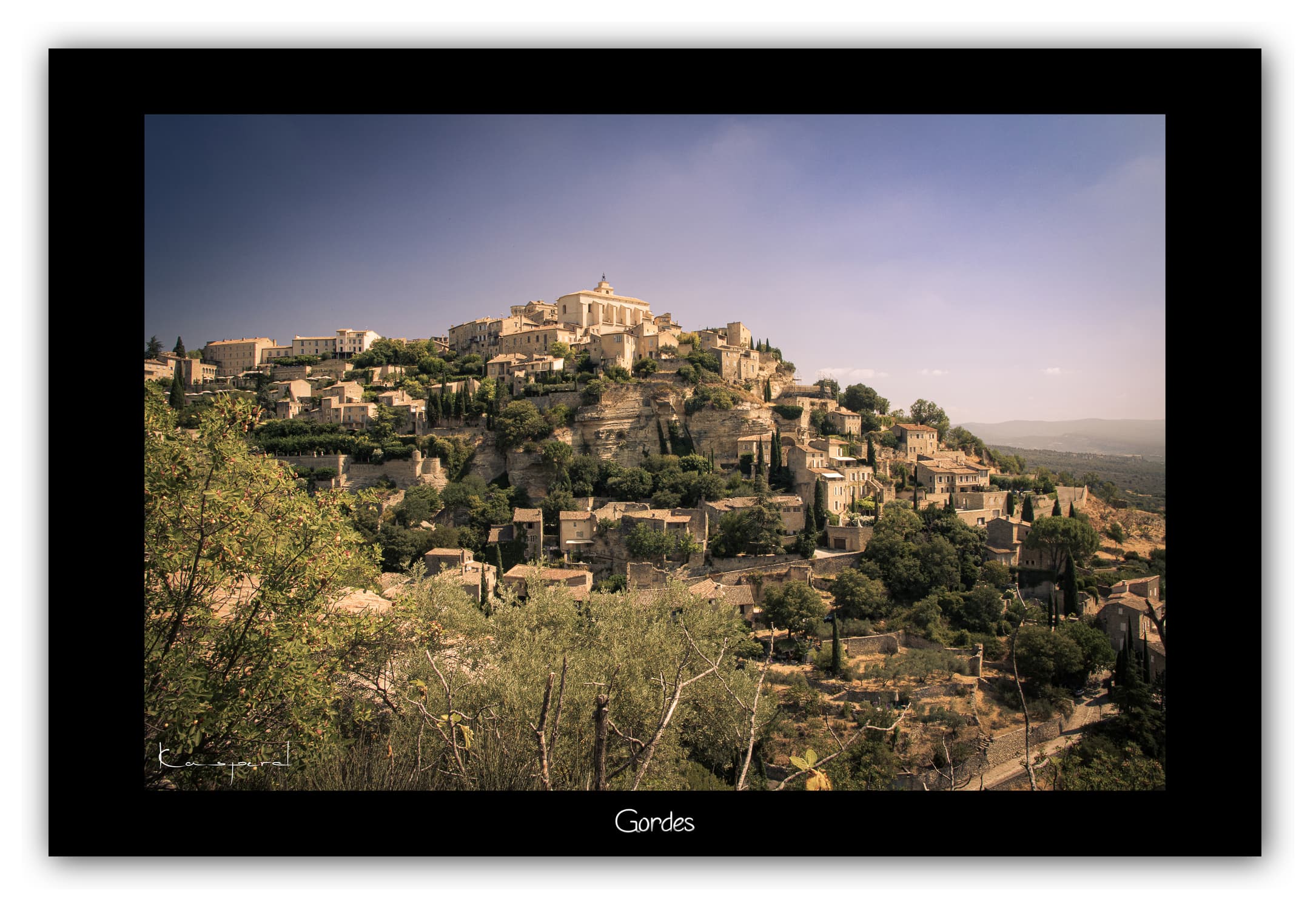 Poster Gordes (Vaucluse - France). Affiches Formats 30x40 cm, 40x60 cm, 50x70 cm. Impression sur Papier Photo. Décoration murale. Village. Architecture.