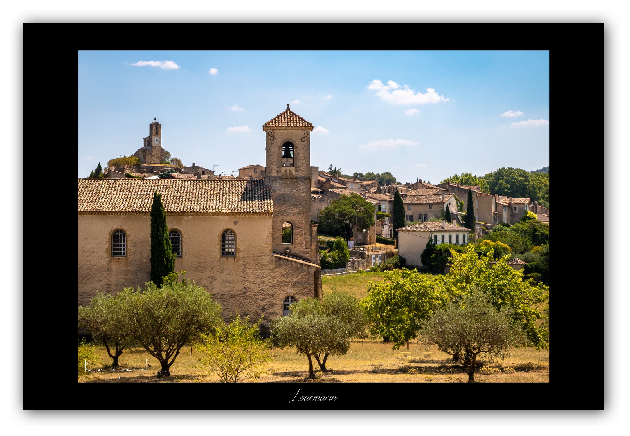 Poster Lourmarin (Vaucluse - France). Affiches Formats 30x40 cm, 40x60 cm, 50x70 cm. Impression sur Papier Photo. Décoration murale. Village. Architecture.
