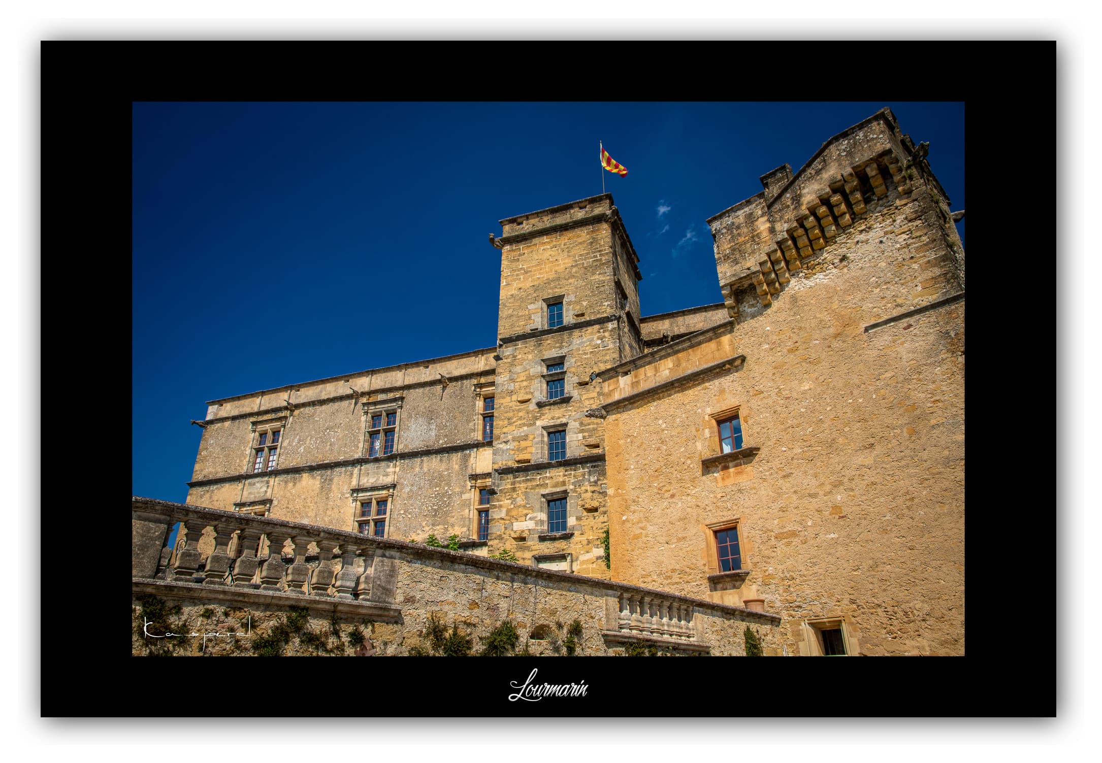 Poster Lourmarin (Vaucluse - France). Affiches Formats 30x40 cm, 40x60 cm, 50x70 cm.Impression sur Papier Photo. Décoration murale. Village. Architecture.