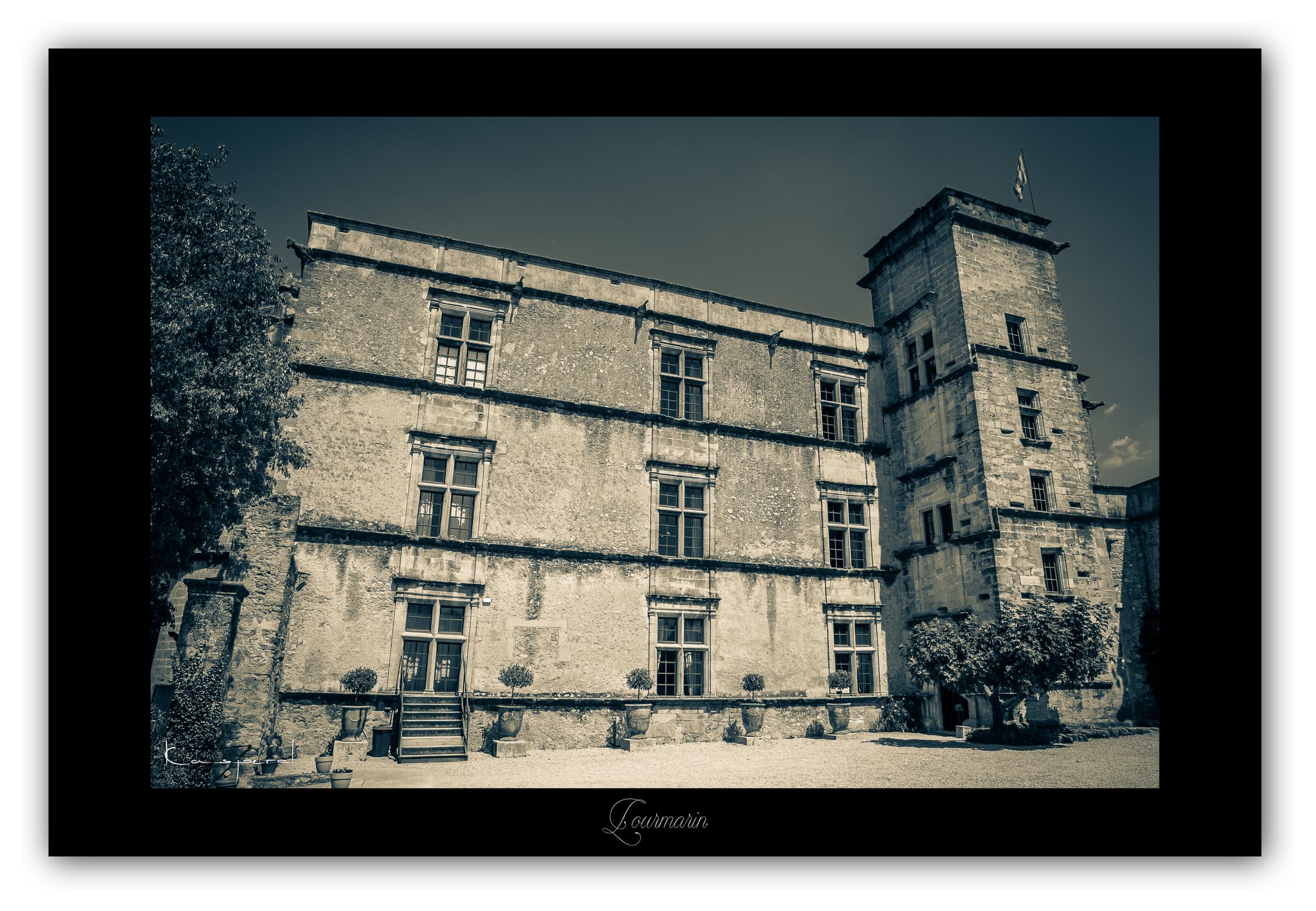 Poster Lourmarin (Vaucluse - France). Affiches Formats 30x40 cm, 40x60 cm, 50x70 cm. Impression sur Papier Photo. Décoration murale. Village. Architecture.
