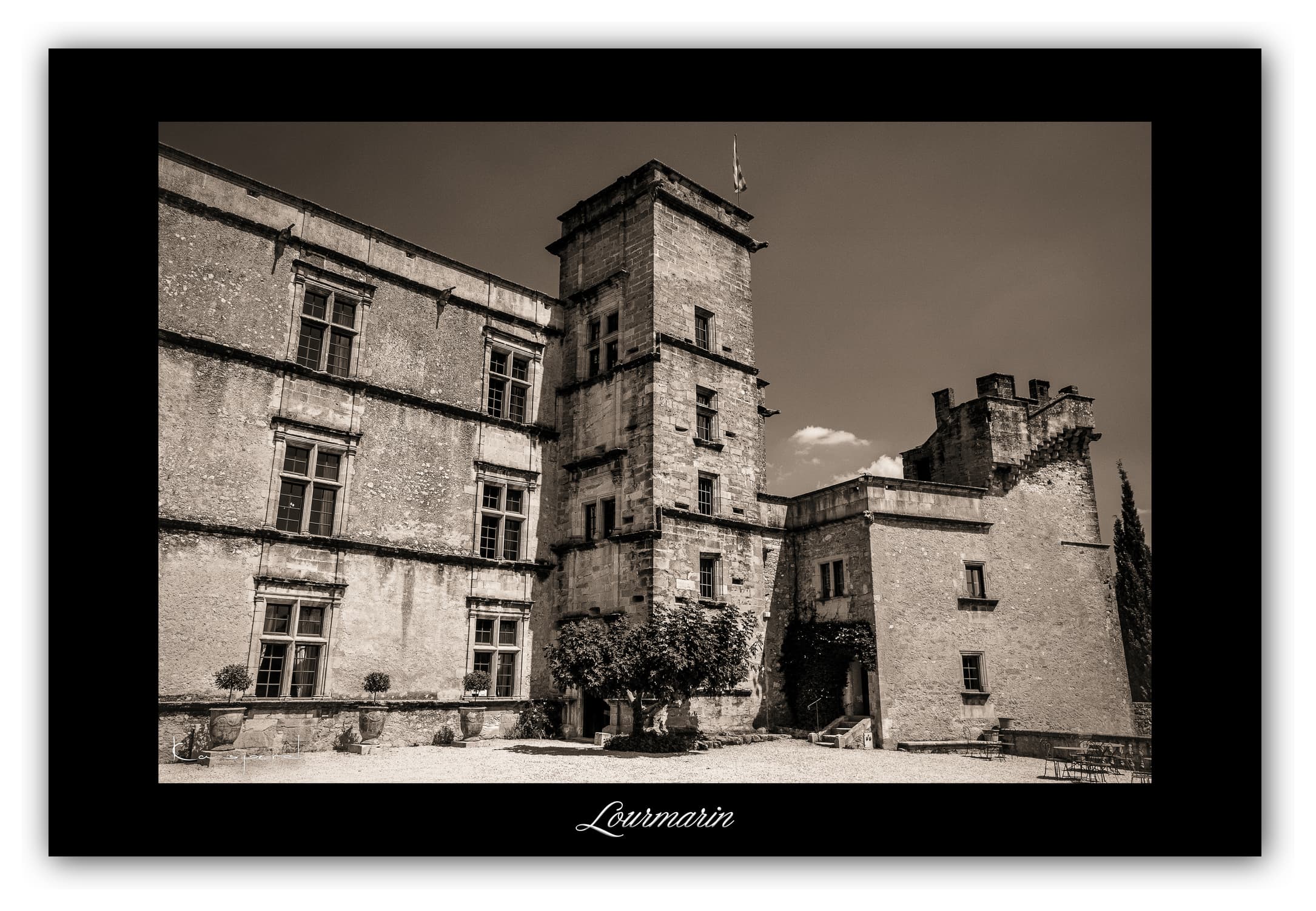 Poster Lourmarin (Vaucluse - France). Affiches Formats 30x40 cm, 40x60 cm, 50x70 cm. Impression sur Papier Photo. Décoration murale. Village. Architecture.