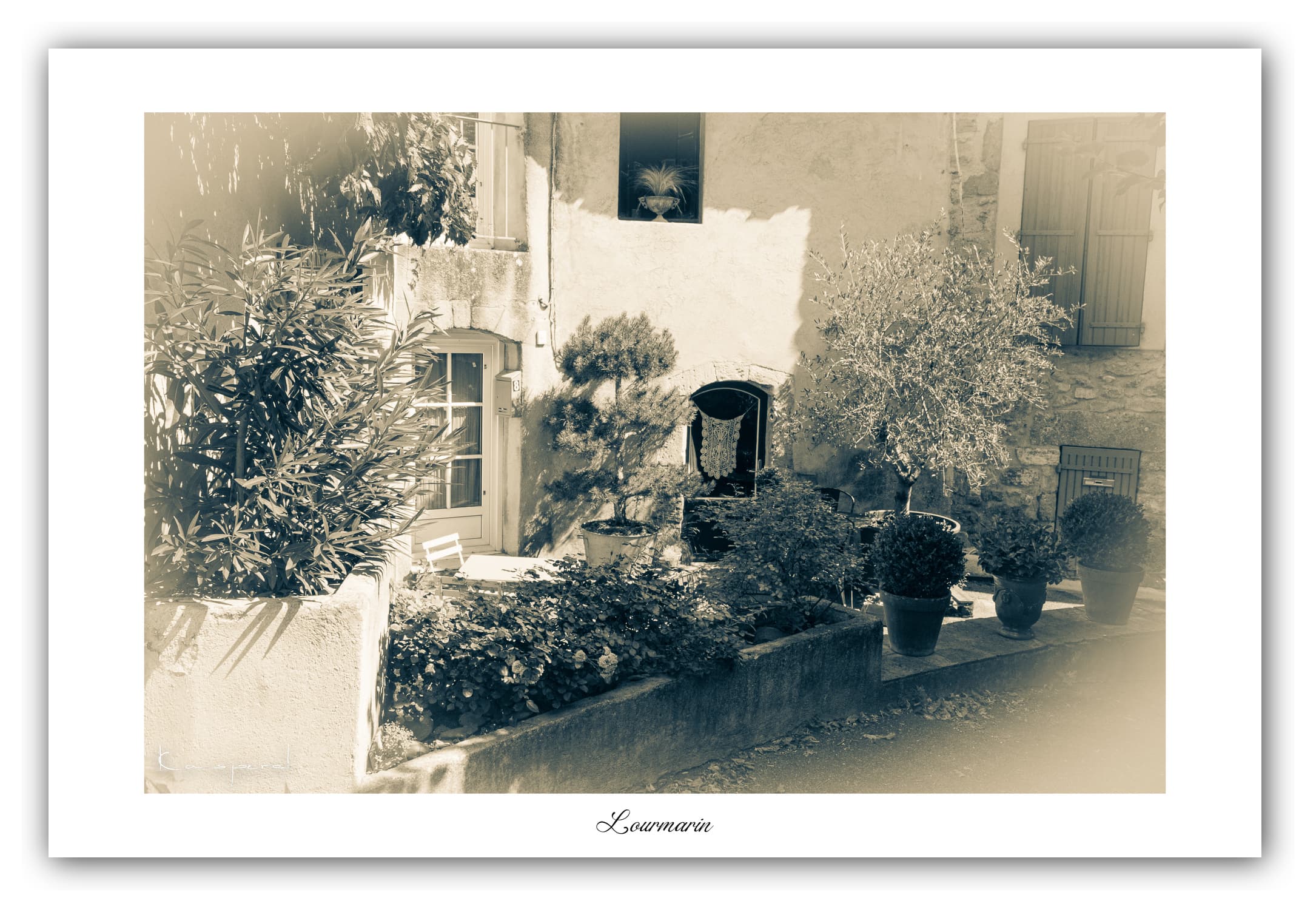 Poster Lourmarin (Vaucluse - France). Affiches Formats 30x40 cm, 40x60 cm, 50x70 cm. Impression sur Papier Photo. Décoration murale. Village. Architecture.