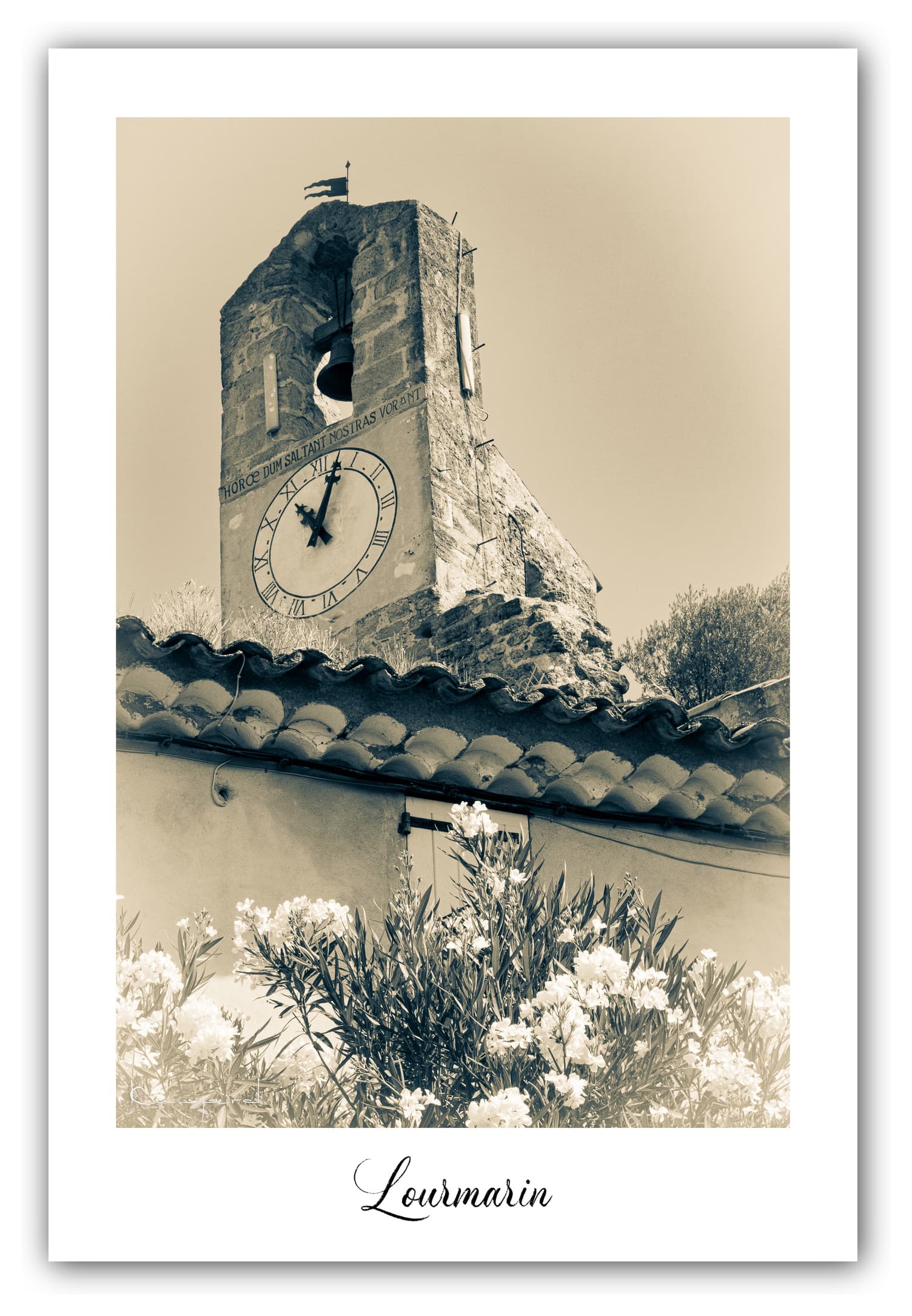 Poster Lourmarin (Vaucluse - France). Affiches Formats 30x40 cm, 40x60 cm, 50x70 cm. Impression sur Papier Photo. Décoration murale. Village. Architecture.