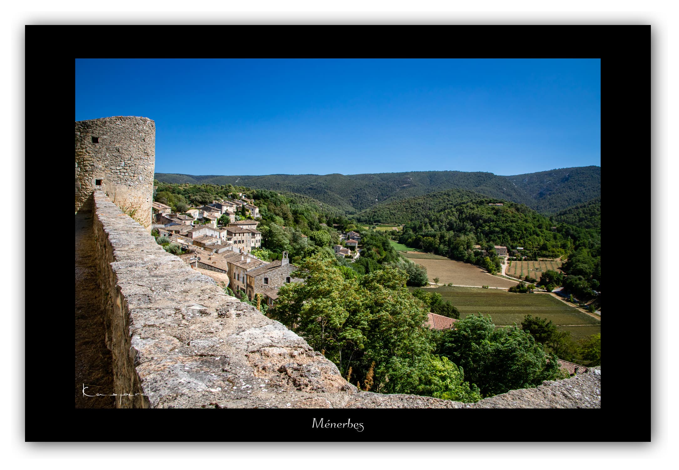Poster Ménerbes (Vaucluse - France). Affiches Formats 30x40 cm, 40x60 cm, 50x70 cm. Impression sur Papier Photo. Décoration murale. Village. Architecture.