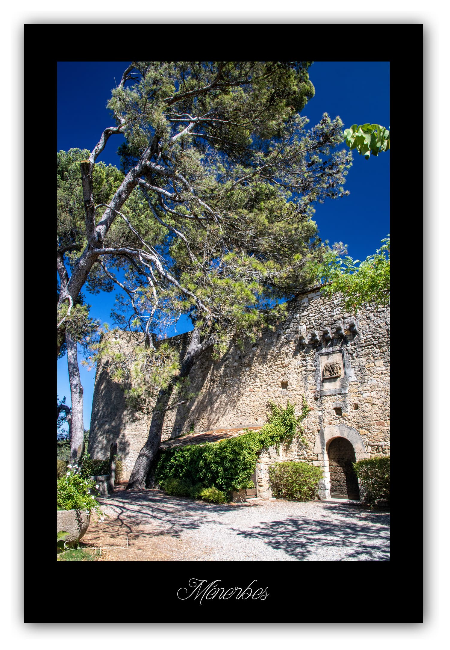Poster Ménerbes (Vaucluse - France). Affiches Formats 30x40 cm, 40x60 cm, 50x70 cm. Impression sur Papier Photo. Décoration murale. Village. Architecture.