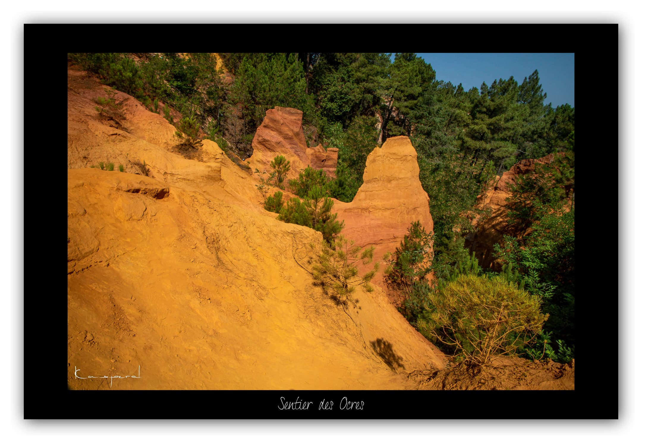 Poster Roussillon (Vaucluse - France). Affiches Formats 30x40 cm, 40x60 cm ou 50x70 cm. Impression sur Papier Photo. Décoration murale. Paysage. Couleur.