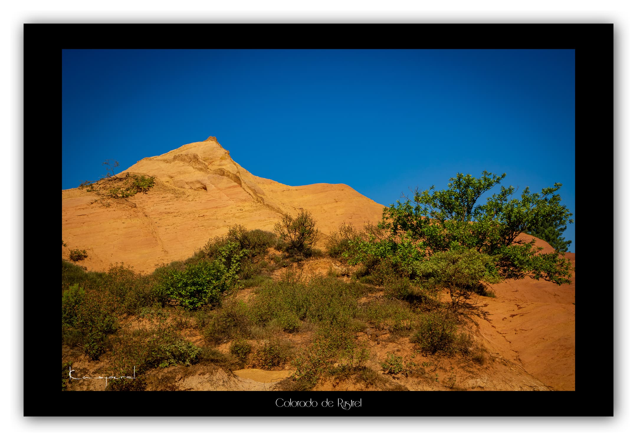 Poster Colorado de Rustrel (Vaucluse - France). Affiches Formats 30x40 cm, 40x60 cm ou 50x70 cm. Impression sur Papier Photo. Décoration murale. Village. Noir et Blanc..