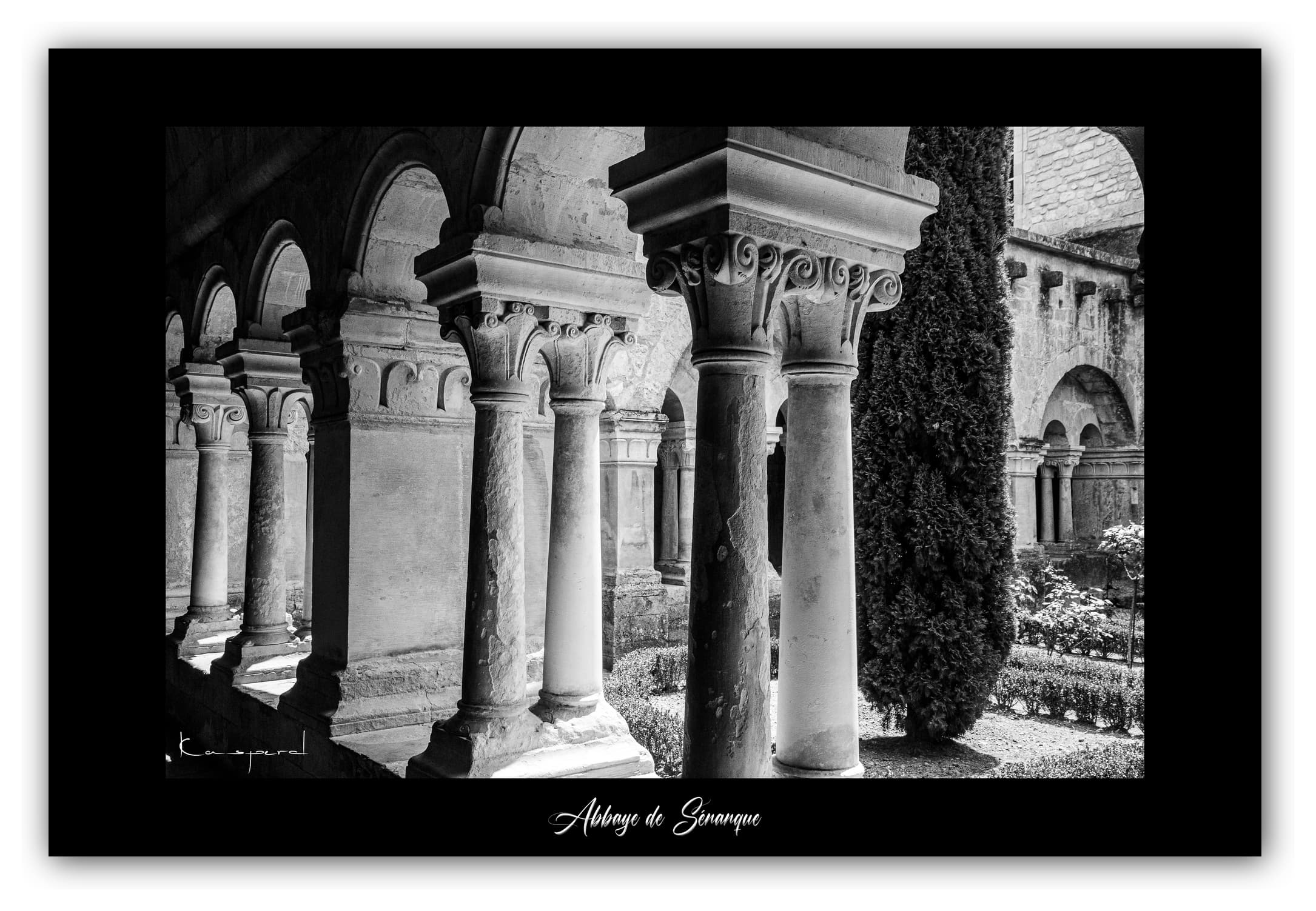 Poster Abbaye de Sénanque (Vaucluse - France). Affiches Formats 30x40 cm, 40x60 cm, 50x70 cm. Impression sur Papier Photo. Décoration murale. Eglise. Architecture.