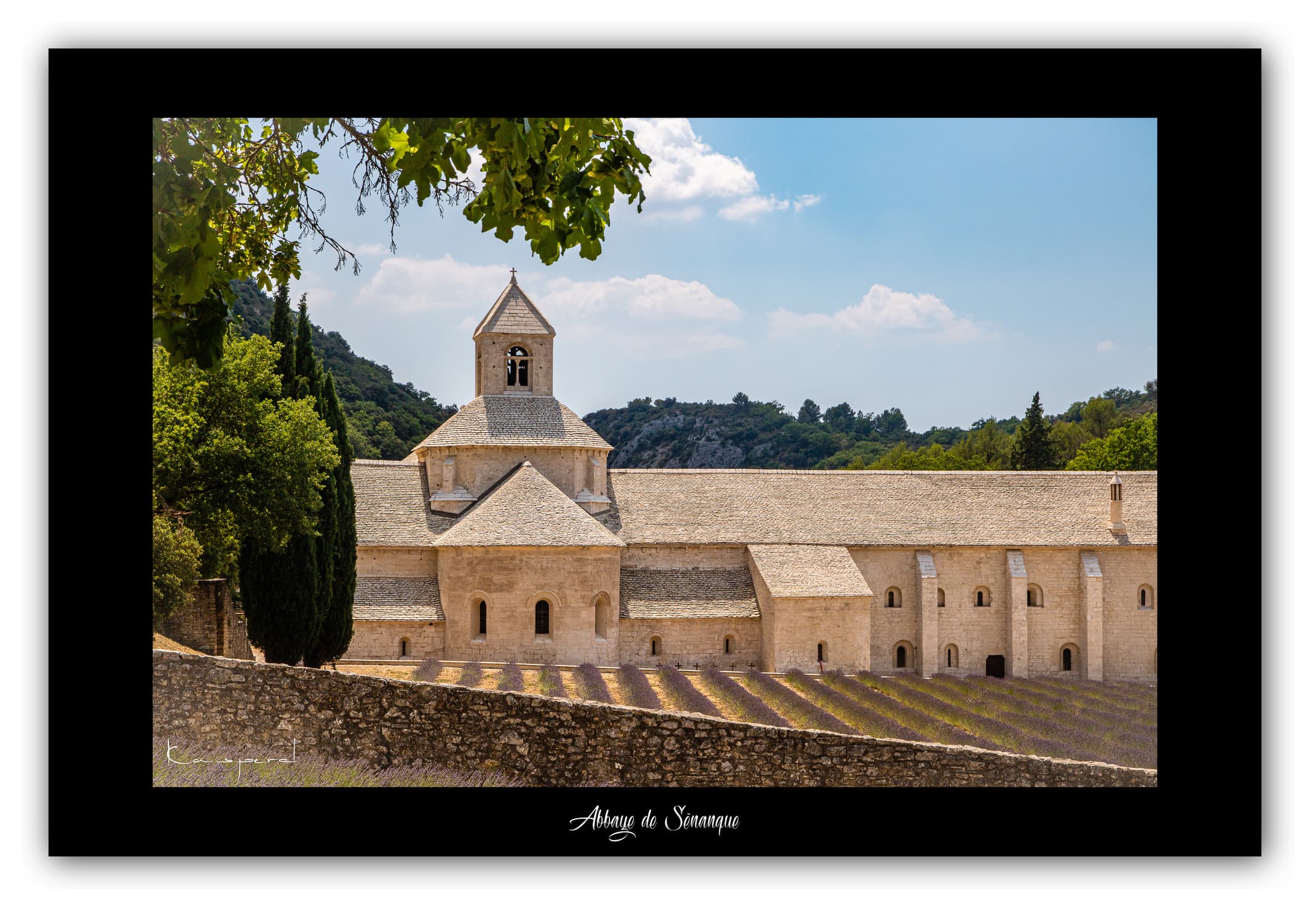 Poster Abbaye de Sénanque (Vaucluse - France). Affiches Formats 30x40 cm, 40x60 cm, 50x70 cm. Impression sur Papier Photo. Décoration murale. Eglise. Architecture.