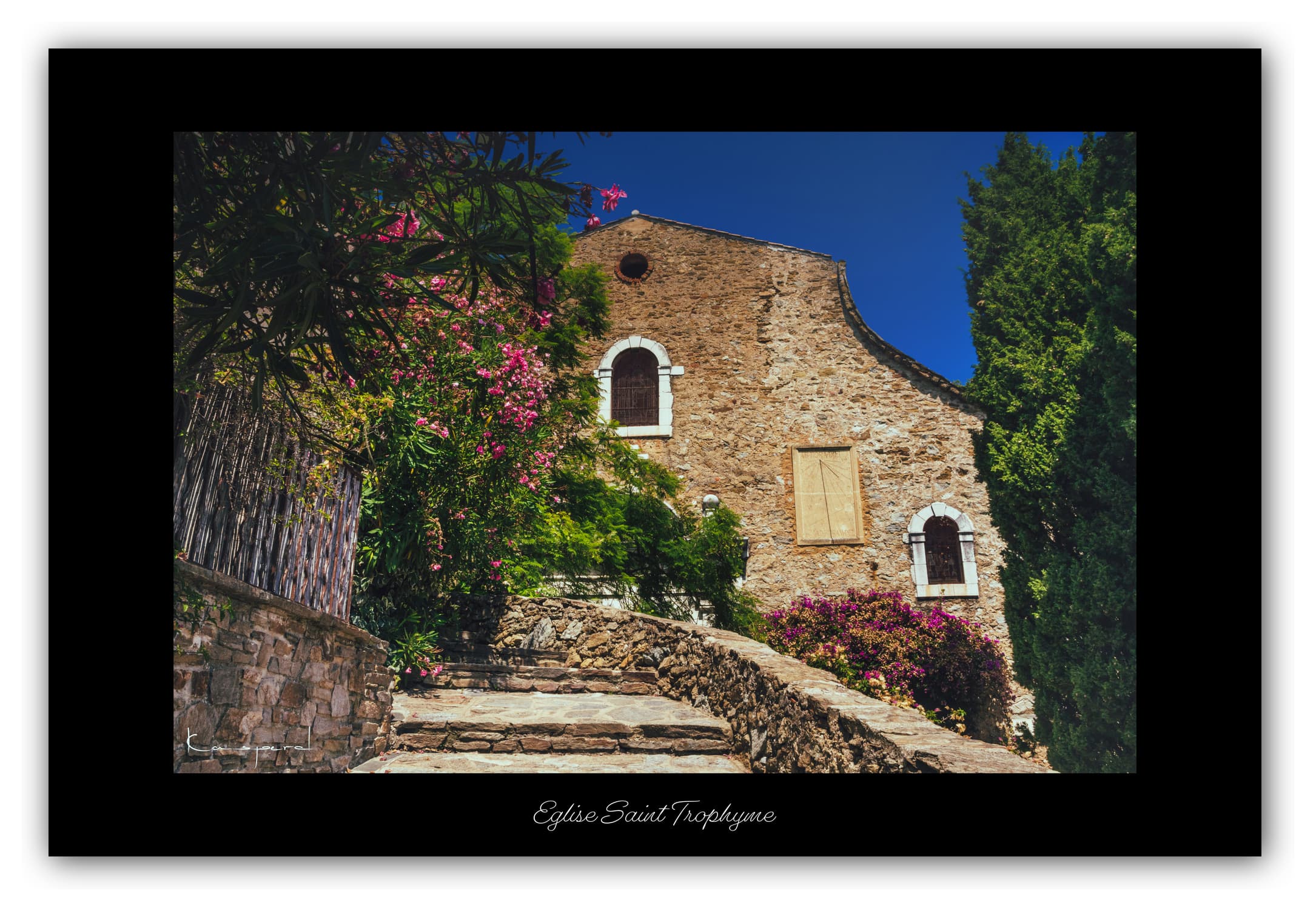 Poster Bormes les Mimosas (Var - France). Affiches Formats 30x40 cm, 40x60 cm ou 50x70 cm. Impression sur Papier Photo. Décoration murale. Village. Architecture.