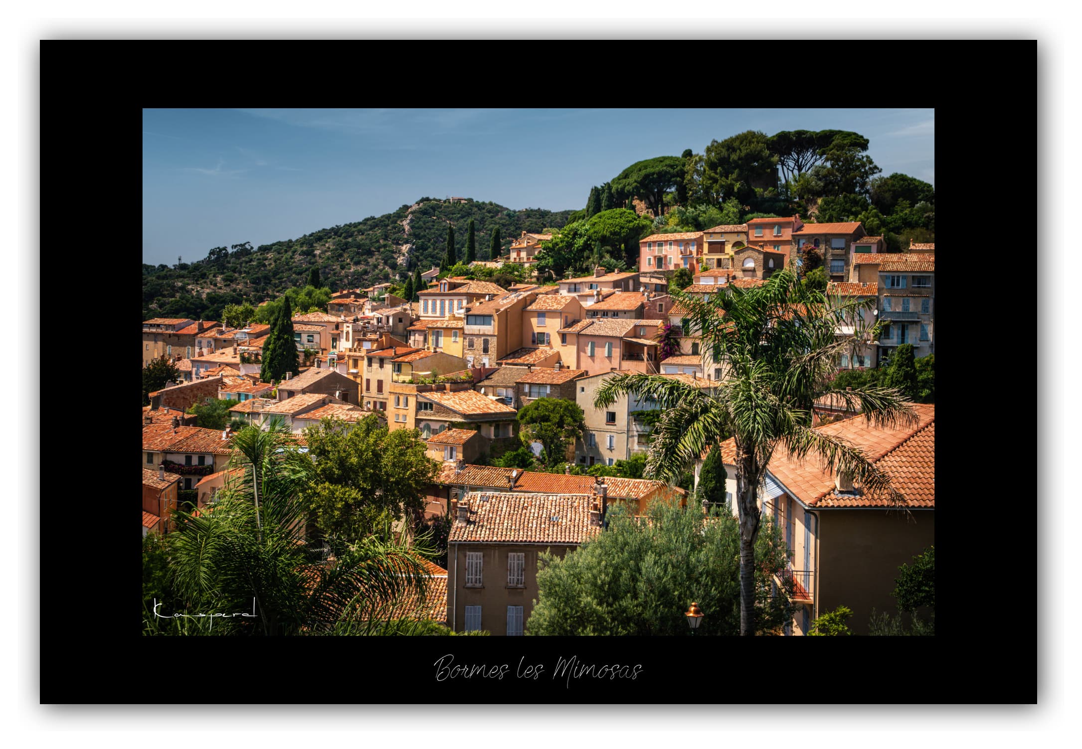 Poster Bormes les Mimosas (Var - France). Affiches Formats 30x40 cm, 40x60 cm ou 50x70 cm. Impression sur Papier Photo. Décoration murale. Village. Architecture.