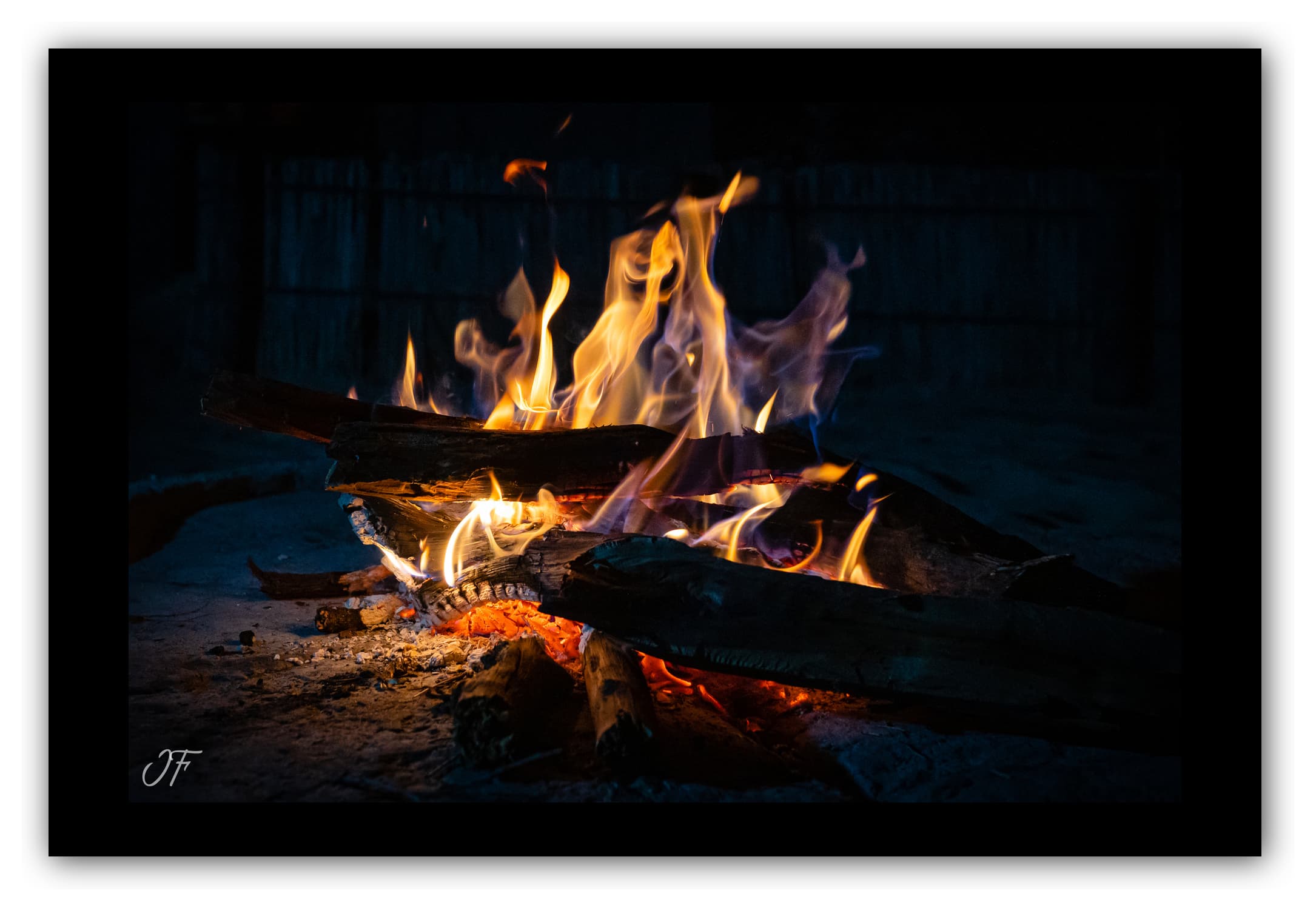 Poster Feu de camp - Botswana (Afrique Australe). Affiches Formats 30x40 cm, 40x60 cm ou 50x70 cm. Impression sur Papier Photo. Décoration murale. Paysage. Faune. Animaux sauvages.