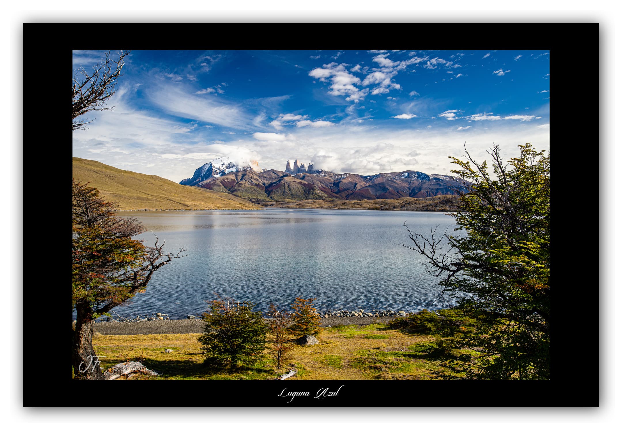 Poster Laguna Azul (Chili). Affiches Formats 30x40 cm, 40x60 cm ou 50x70 cm. Impression sur Papier Photo. Décoration murale. Nature. Paysage. Panorama. Montagne.