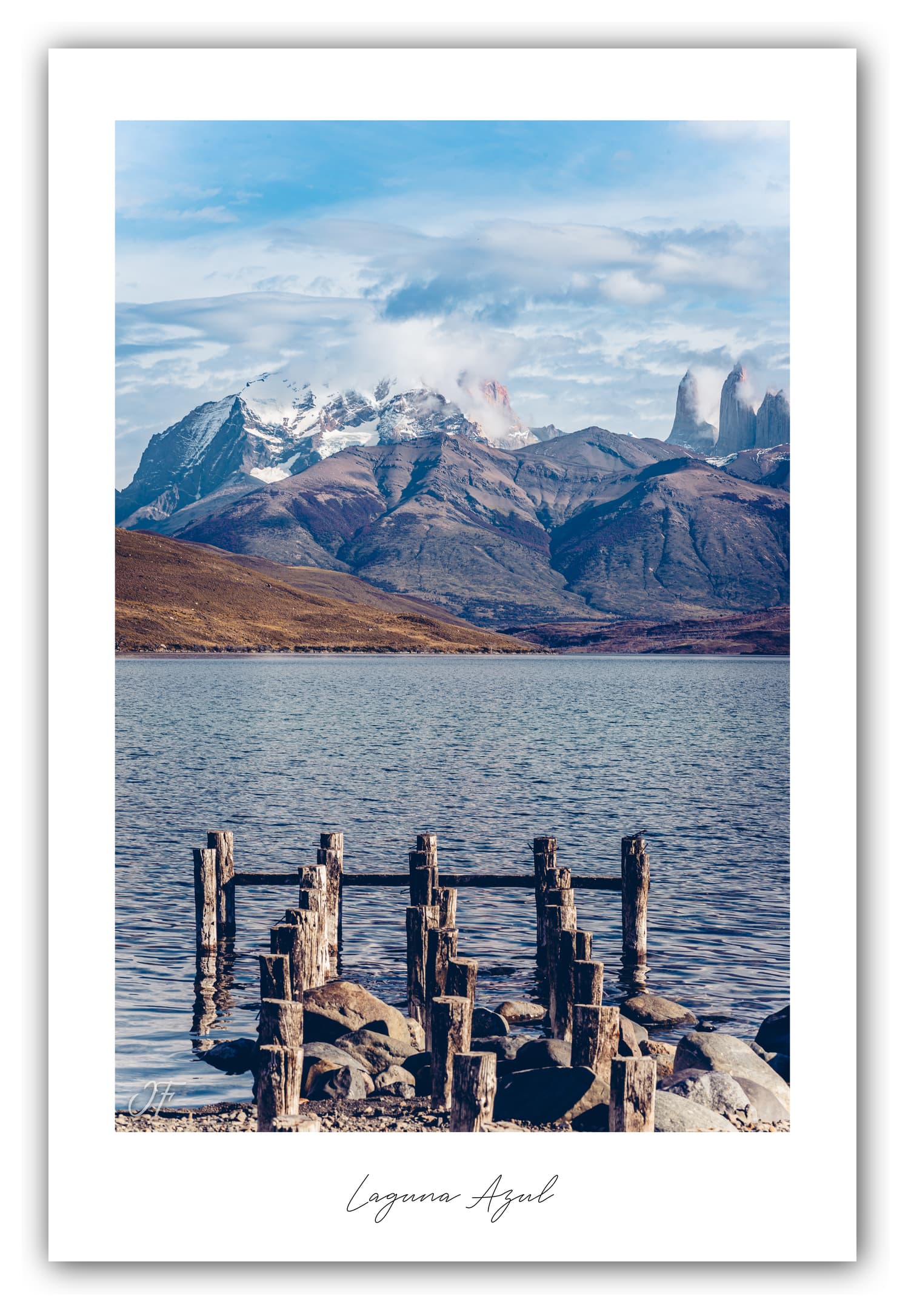 Poster Laguna Azul (Chili). Affiches Formats 30x40 cm, 40x60 cm ou 50x70 cm. Impression sur Papier Photo. Décoration murale. Nature. Paysage. Panorama. Montagne.