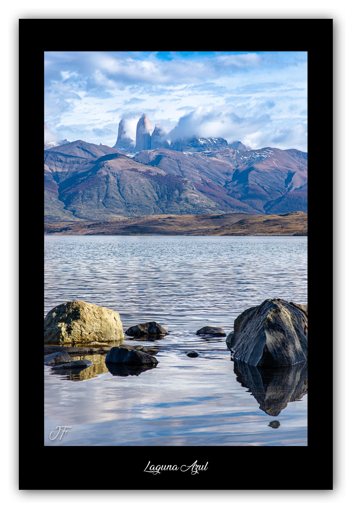 Poster Laguna Azul (Chili). Affiches Formats 30x40 cm, 40x60 cm ou 50x70 cm. Impression sur Papier Photo. Décoration murale. Nature. Paysage. Panorama. Montagne.