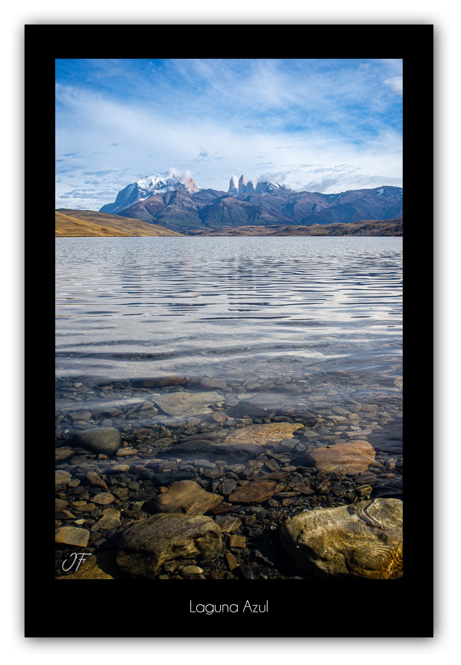 Poster Laguna Azul (Chili). Affiches Formats 30x40 cm, 40x60 cm ou 50x70 cm. Impression sur Papier Photo. Décoration murale. Nature. Paysage. Panorama. Montagne.