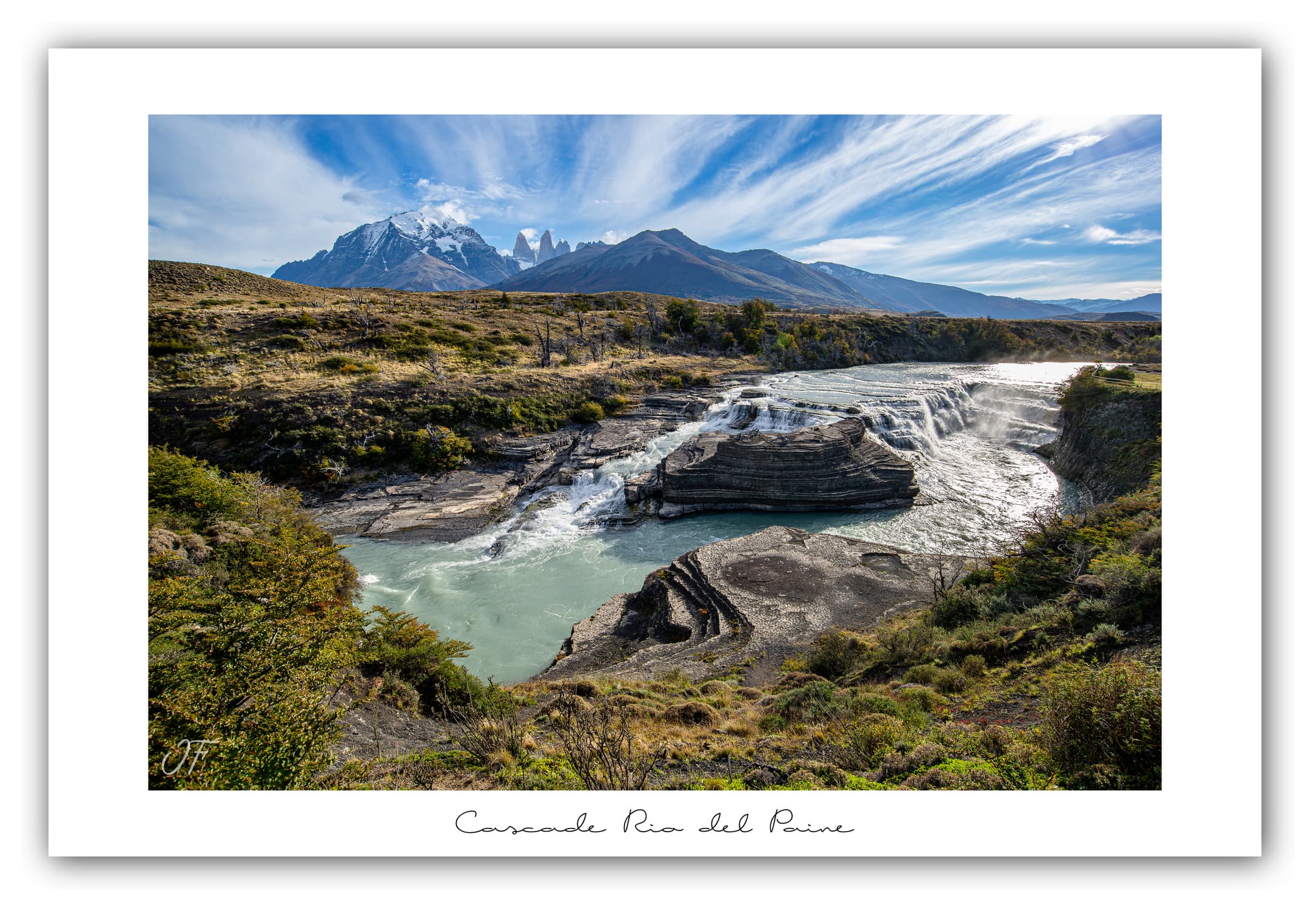 Poster Cascade del Rio Paine (Chili). Affiches Formats 30x40 cm, 40x60 cm ou 50x70 cm. Impression sur Papier Photo. Décoration murale. Nature. Paysage. Panorama. Montagne.