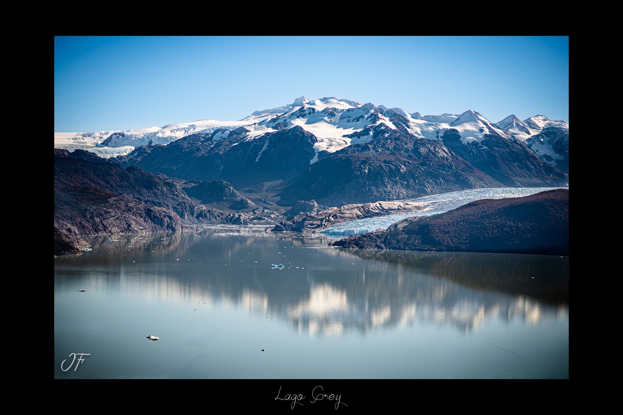 Poster Lago Grey (Chili). Affiches Formats 30x40 cm, 40x60 cm ou 50x70 cm. Impression sur Papier Photo. Décoration murale. Nature. Paysage. Panorama. Montagne.