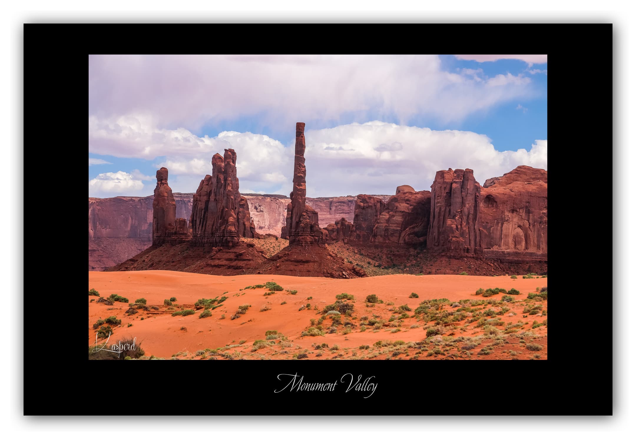 Poster Monument Valley - Arizona (États-Unis). Affiches Formats 30x40 cm, 40x60 cm ou 50x70 cm. Impression sur Papier Photo. Décoration murale. Paysage. Ouest Américain.