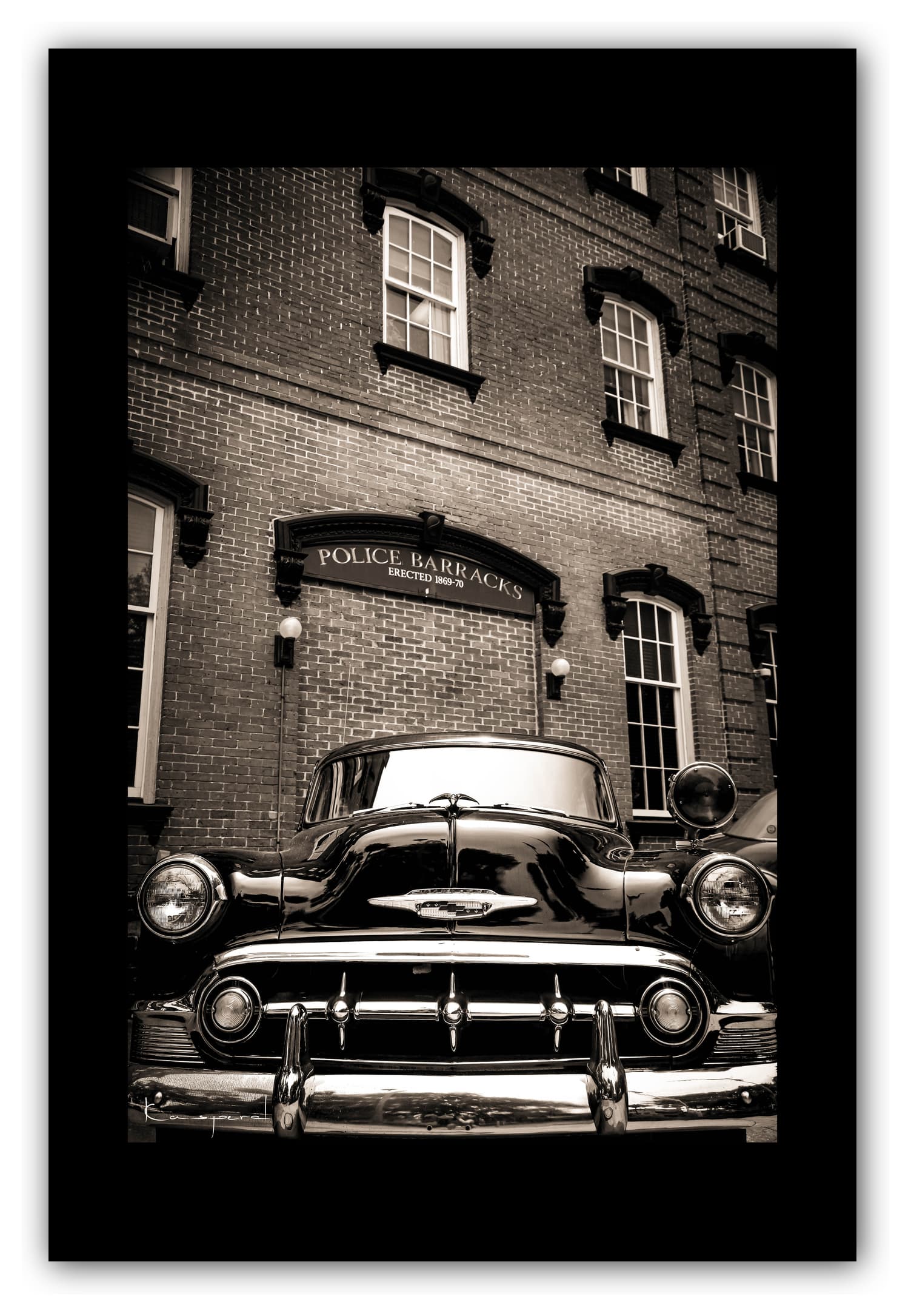 Poster Véhicule de Police Américain Vintage. Affiches Formats 30x40 cm, 40x60 cm ou 50x70 cm. Impression sur Papier Photo. Décoration murale. Véhicule. Vintage. Noir et Blanc. États-Unis.