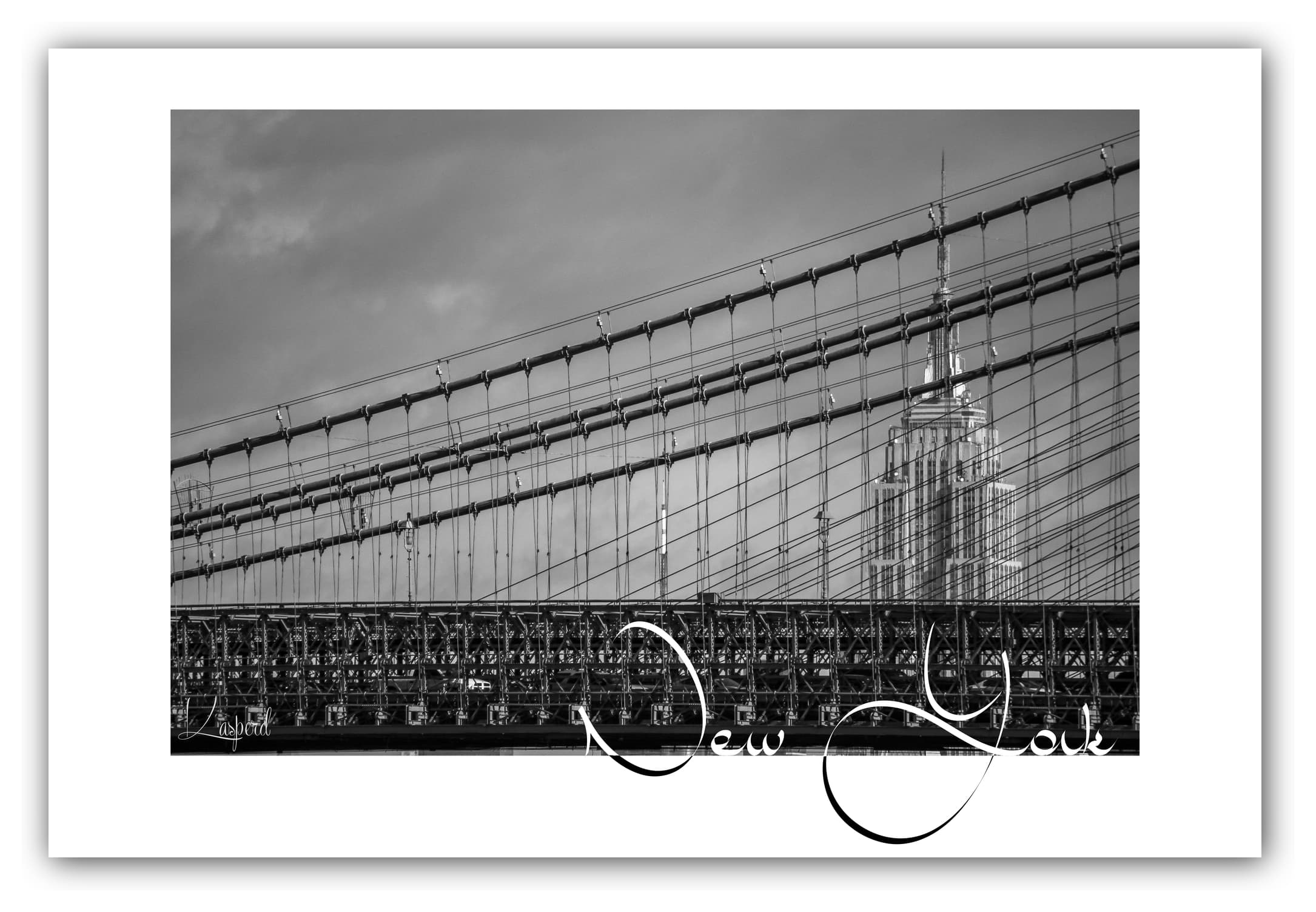 Poster Empire State Building et Brooklyn Bridge - New York (États-Unis). Affiches Formats 30x40 cm, 40x60 cm ou 50x70 cm. Impression sur Papier Photo. Décoration murale. Architecture. Noir et Blanc.