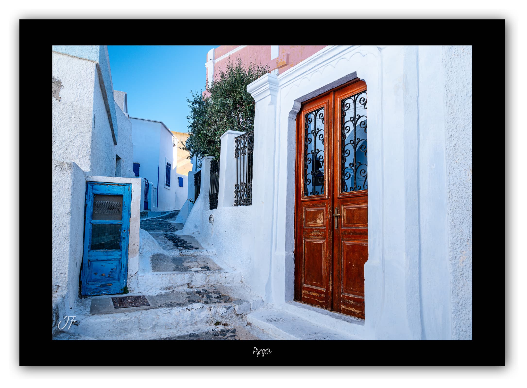 Générique Poster Ruelle de Pyrgos (Santorin - Grèce). Affiches Formats 30x40cm, 40x60 cm ou 50x70 cm. Impression sur Papier Photo. Décoration murale. Architecture. Mer.