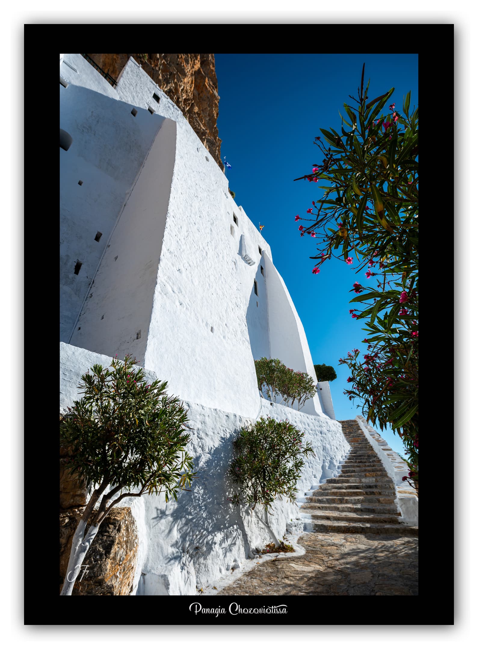 Générique Poster Panagia Chozoviotissa (Amorgos - Grèce). Affiches Formats 30x40cm, 40x60 cm ou 50x70 cm. Impression sur Papier Photo. Décoration murale. Architecture. Mer.