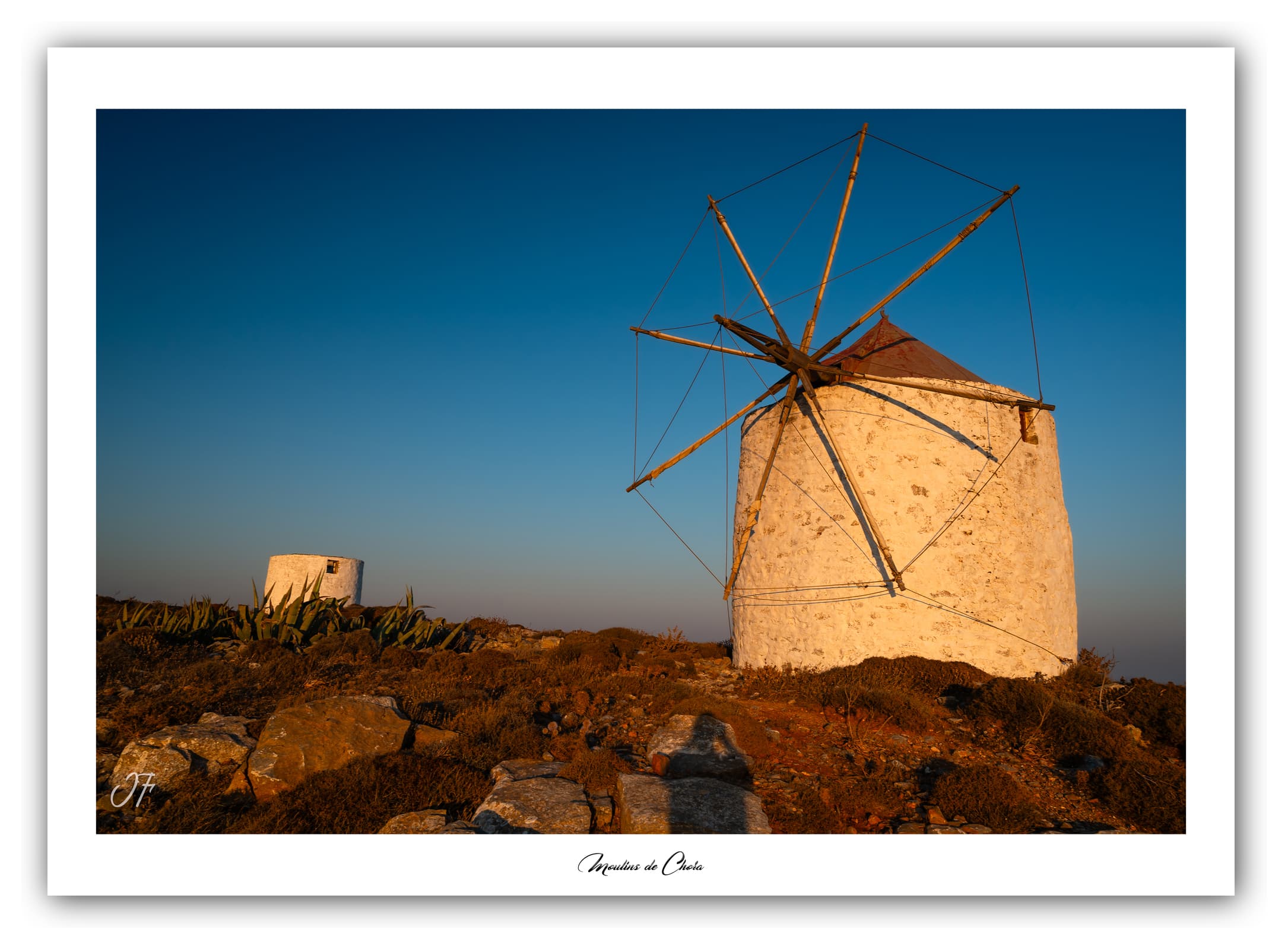 Générique Poster Moulins de Chora (Amorgos - Grèce). Affiches Formats 30x40cm, 40x60 cm ou 50x70 cm. Impression sur Papier Photo. Décoration murale. Architecture. Mer.