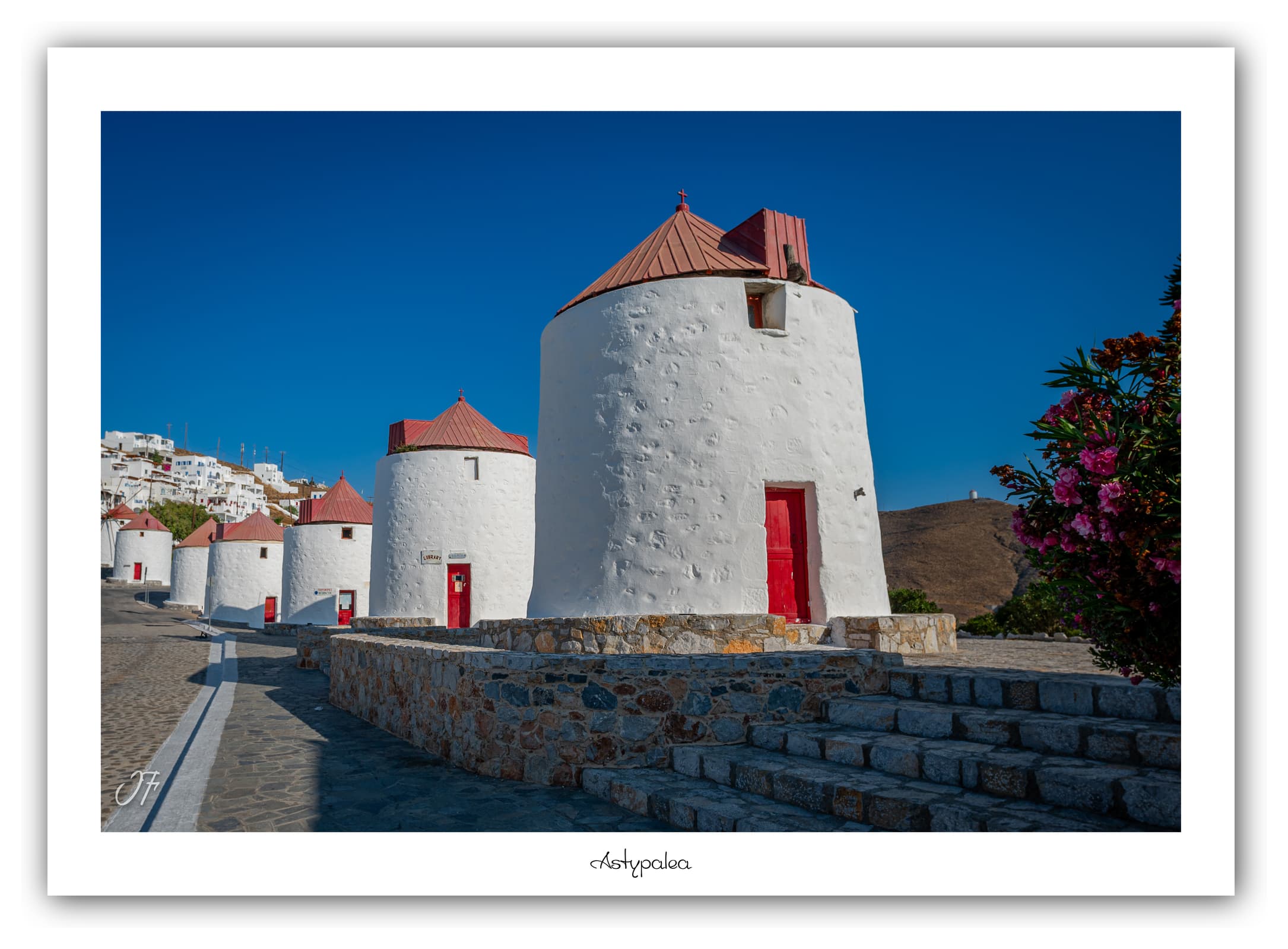 Générique Poster Les moulins de Chora (Astypalea - Grèce). Affiches Formats 30x40cm, 40x60 cm ou 50x70 cm. Impression sur Papier Photo. Décoration murale. Architecture. Mer.
