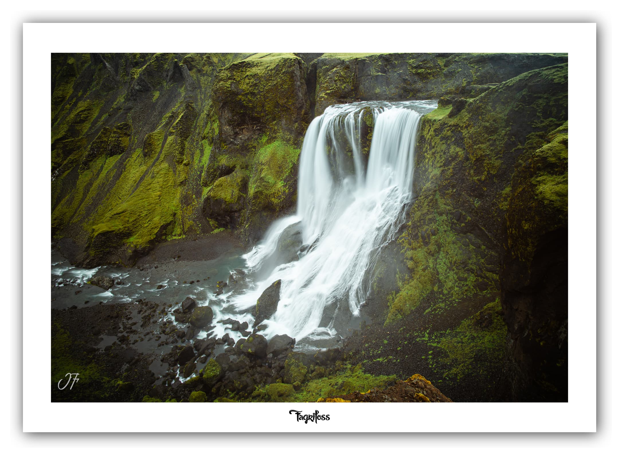 Poster Cascade de Fagrifoss (Islande). Affiches Formats 30x40cm, 40x60 cm ou 50x70 cm. Impression sur Papier Photo. Décoration murale. Cascade. Paysage.