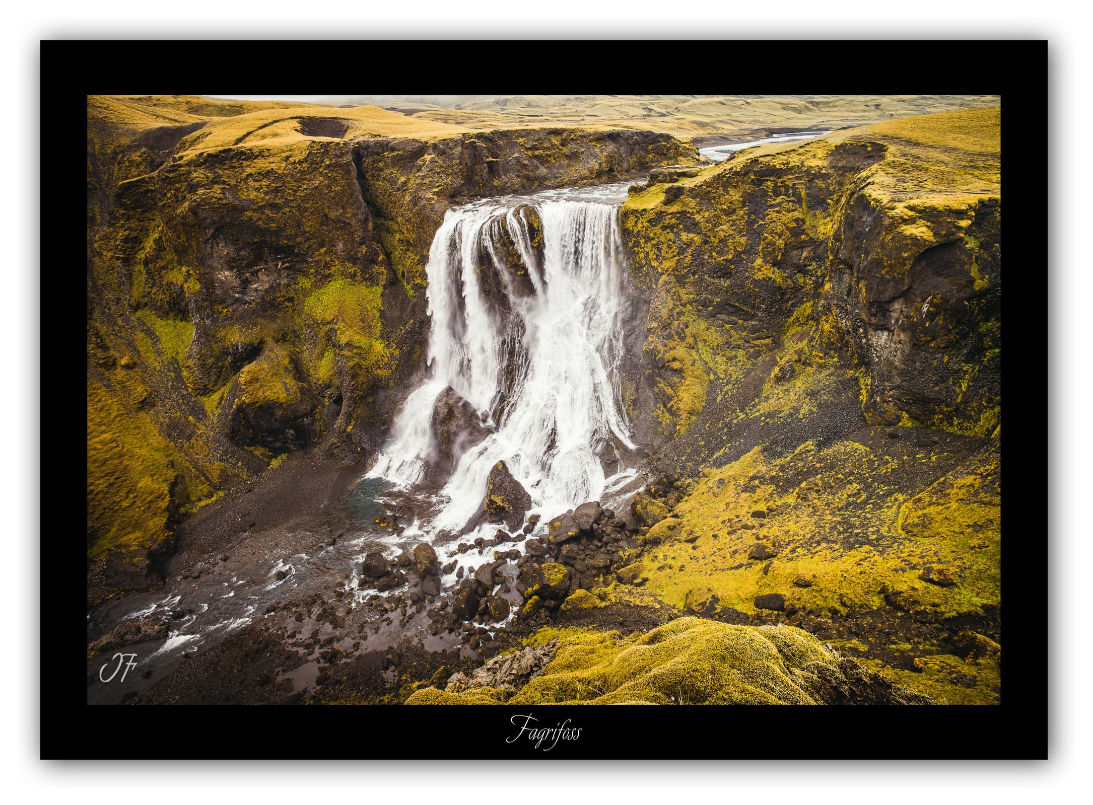Poster Cascade de Fagrifoss (Islande). Affiches Formats 30x40cm, 40x60 cm ou 50x70 cm. Impression sur Papier Photo. Décoration murale. Cascade. Paysage.