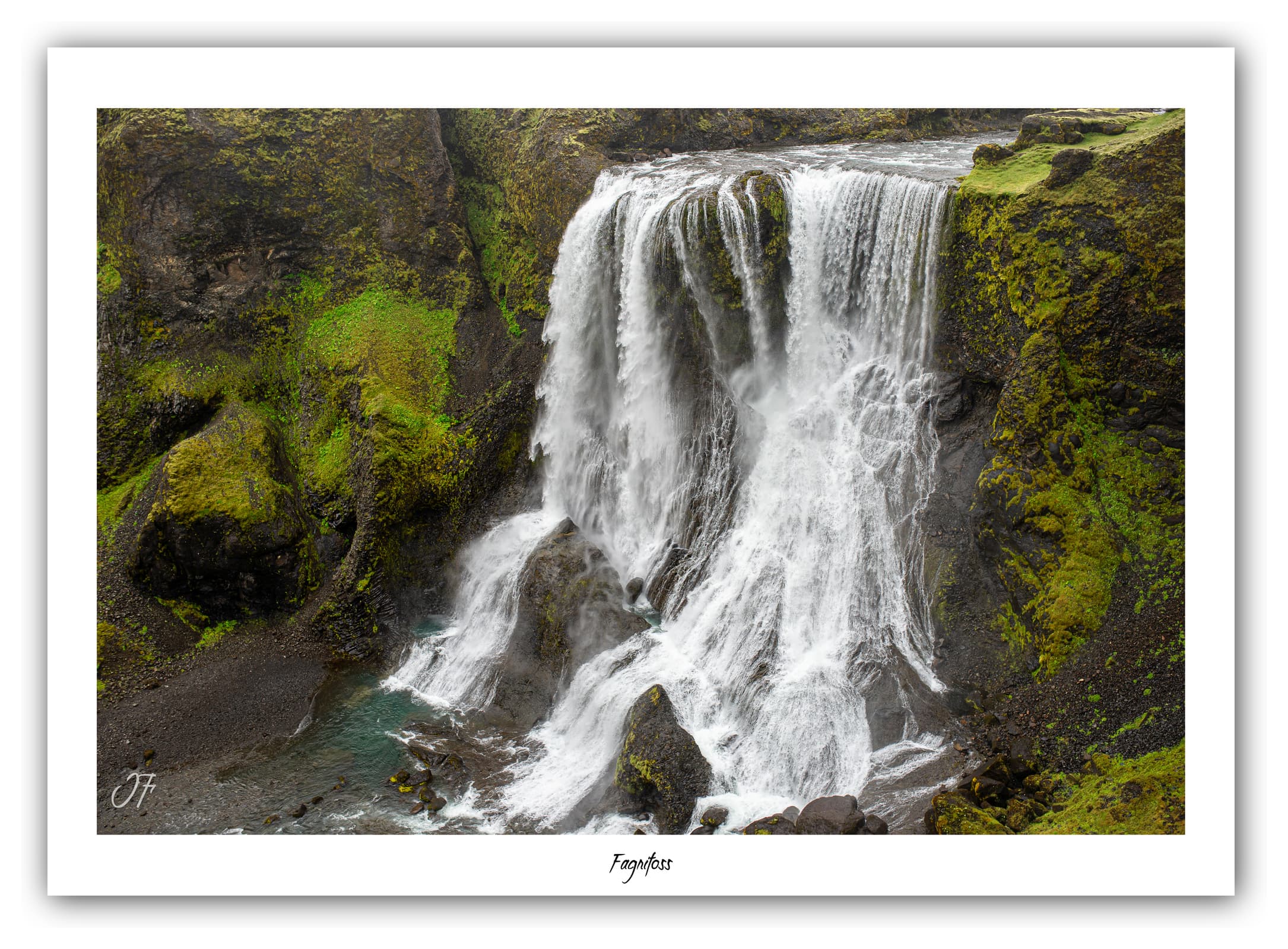 Poster Cascade de Fagrifoss (Islande). Affiches Formats 30x40cm, 40x60 cm ou 50x70 cm. Impression sur Papier Photo. Décoration murale. Cascade. Paysage.