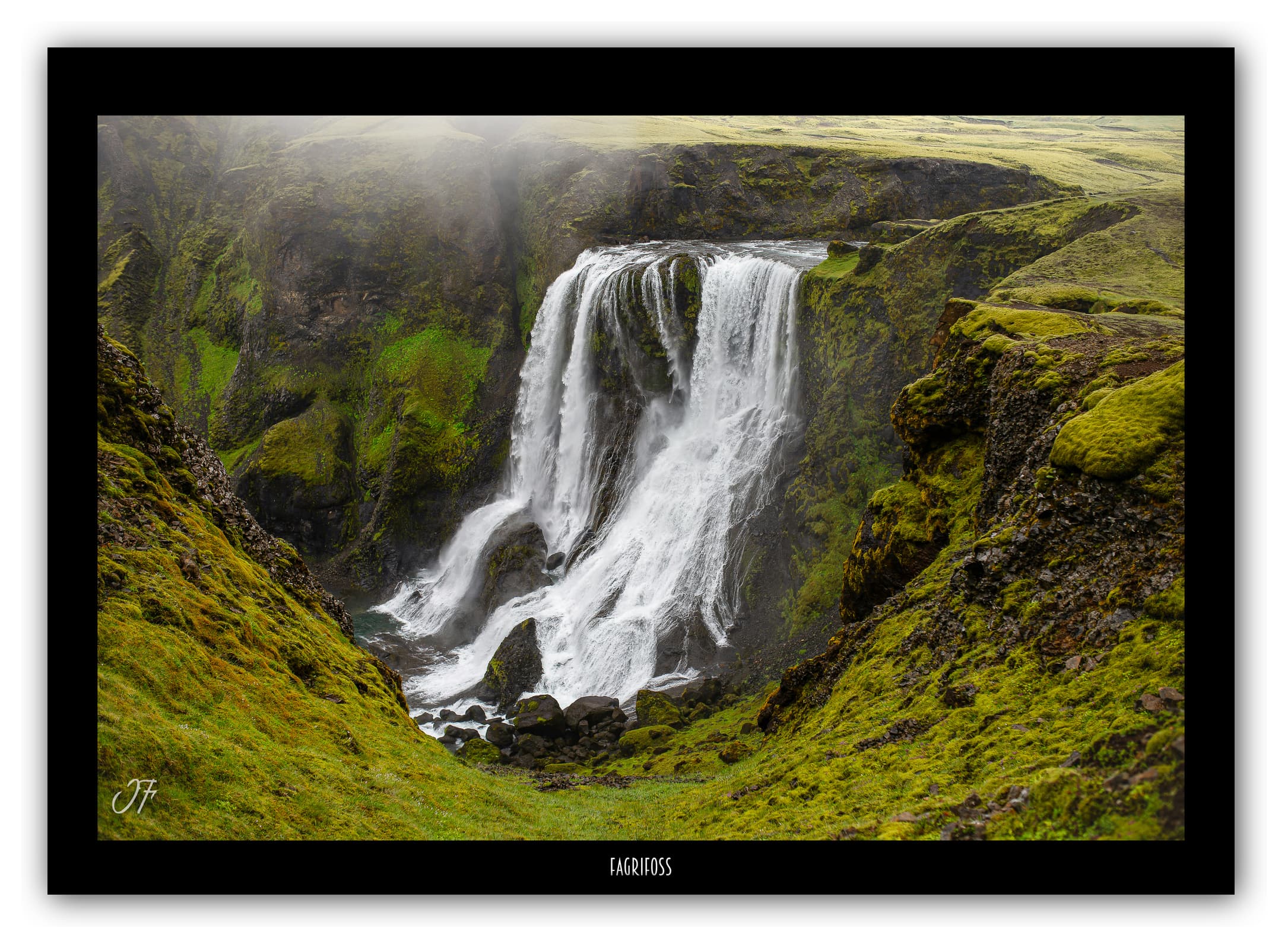 Poster Cascade de Fagrifoss (Islande). Affiches Formats 30x40cm, 40x60 cm ou 50x70 cm. Impression sur Papier Photo. Décoration murale. Cascade. Paysage.