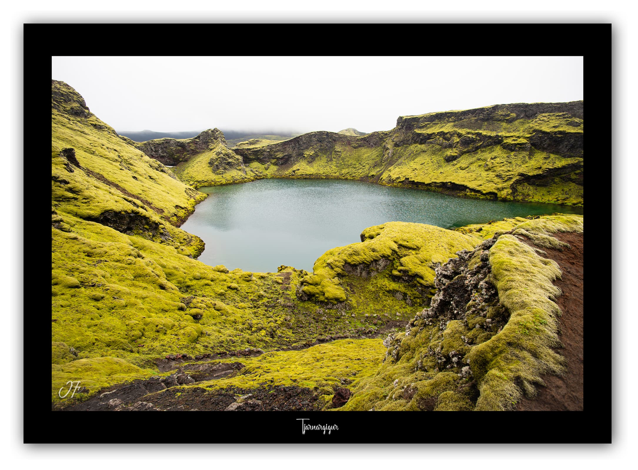 Poster Lac de Tjarnargigur (Islande). Affiches Formats 30x40cm, 40x60 cm ou 50x70 cm. Impression sur Papier Photo. Décoration murale. Lac. Paysage.