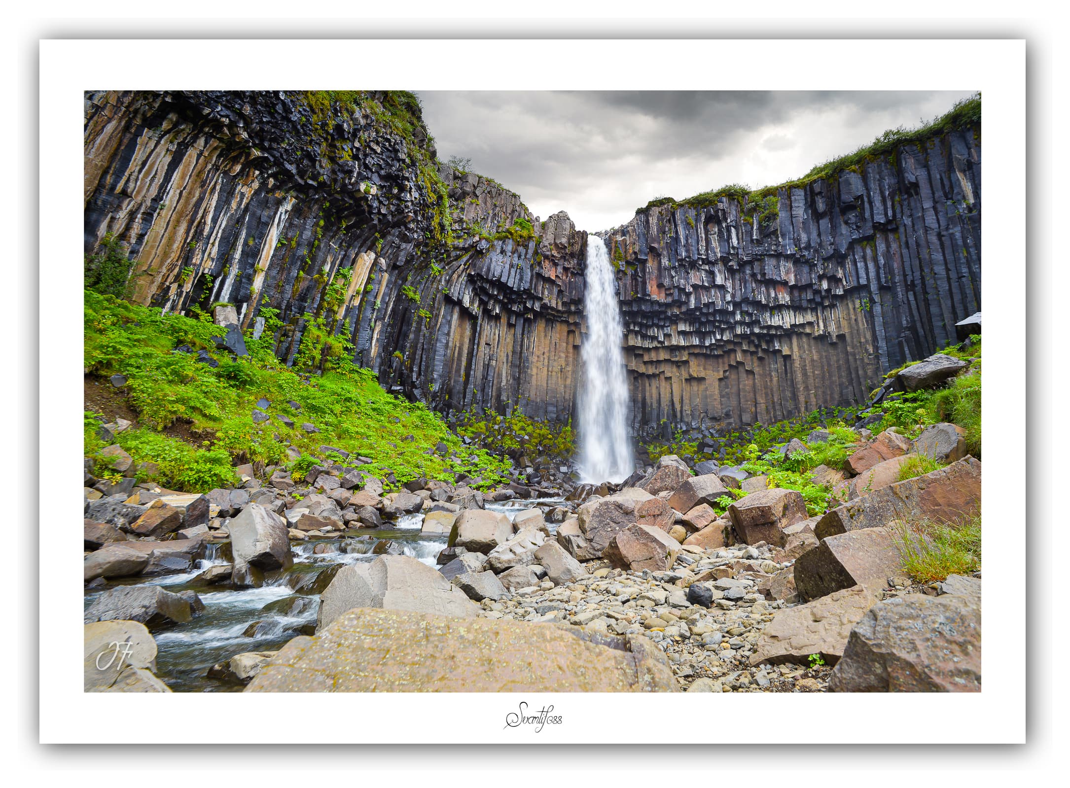 Poster Svartifoss (Islande). Affiches Formats 30x40cm, 40x60 cm ou 50x70 cm. Impression sur Papier Photo. Décoration murale. Cascade. Paysage.